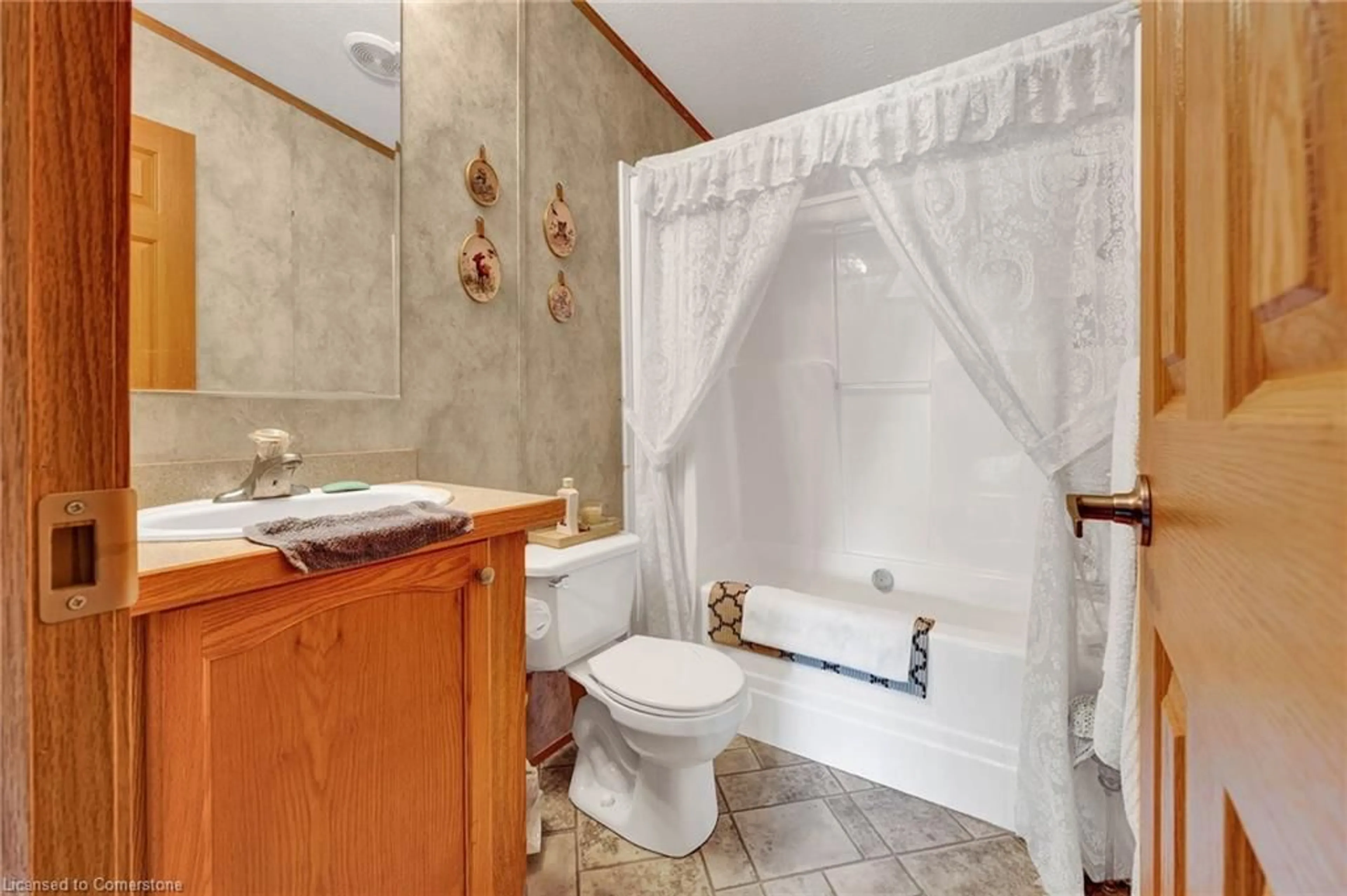 Bathroom, wood floors for 14 Elm St Pvt, Puslinch Ontario N0B 2K0