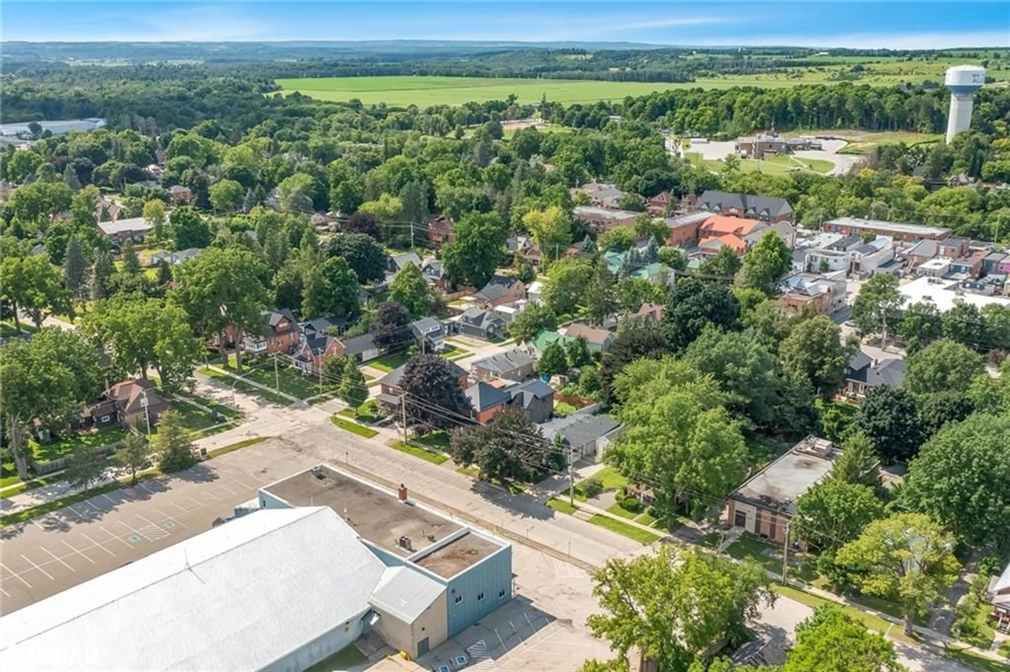 A pic from outside/outdoor area/front of a property/back of a property/a pic from drone, street for 54 Nelson St, Alliston Ontario L9R 1H5