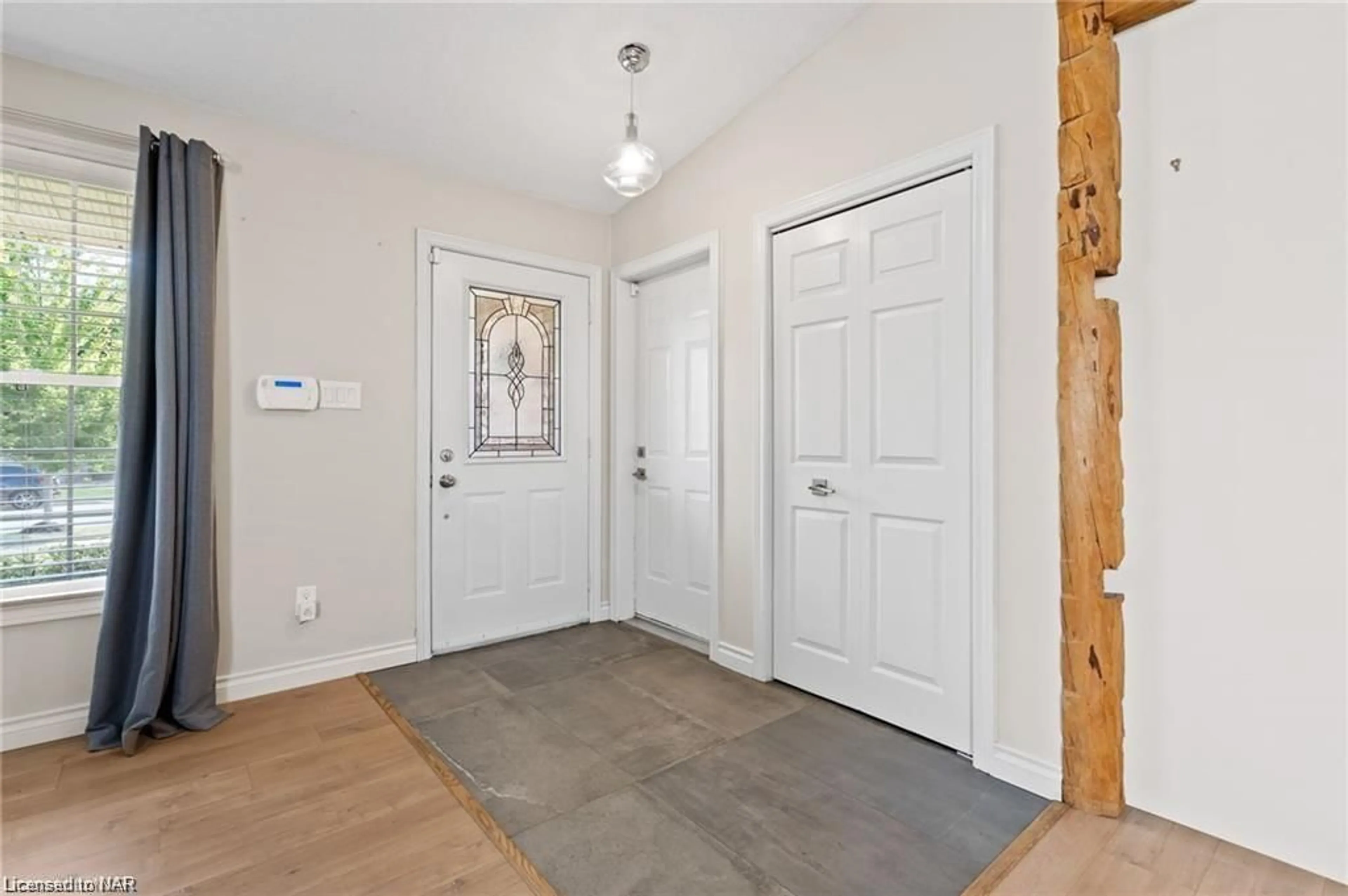 Indoor entryway, wood floors for 7467 Monastery Dr, Niagara Falls Ontario L2H 3A7