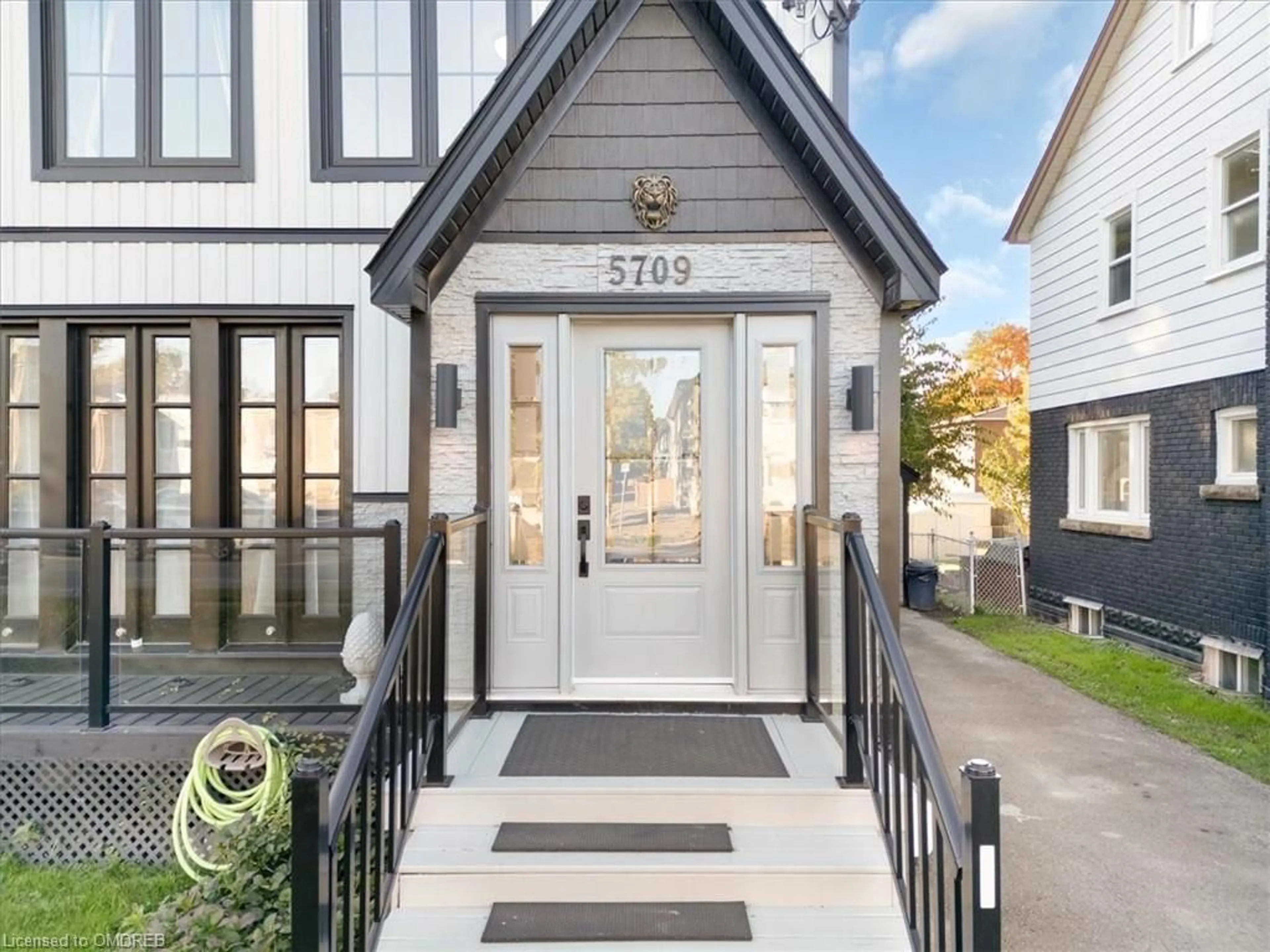 Indoor entryway, wood floors for 5709 Dorchester Rd, Niagara Falls Ontario L2G 5S5