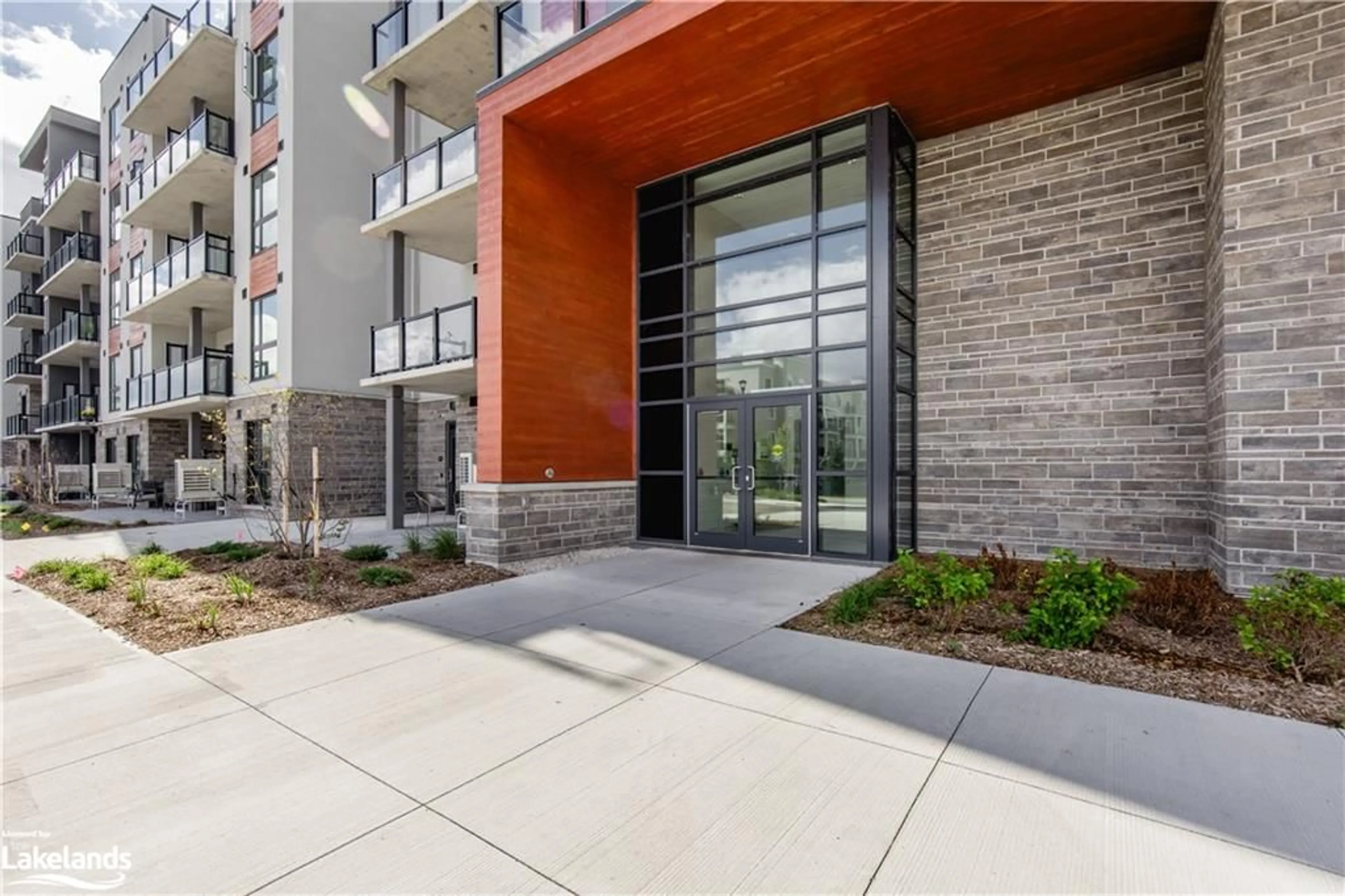 Indoor foyer, cement floor for 4 Kimberly Lane #115, Collingwood Ontario L9Y 5K8