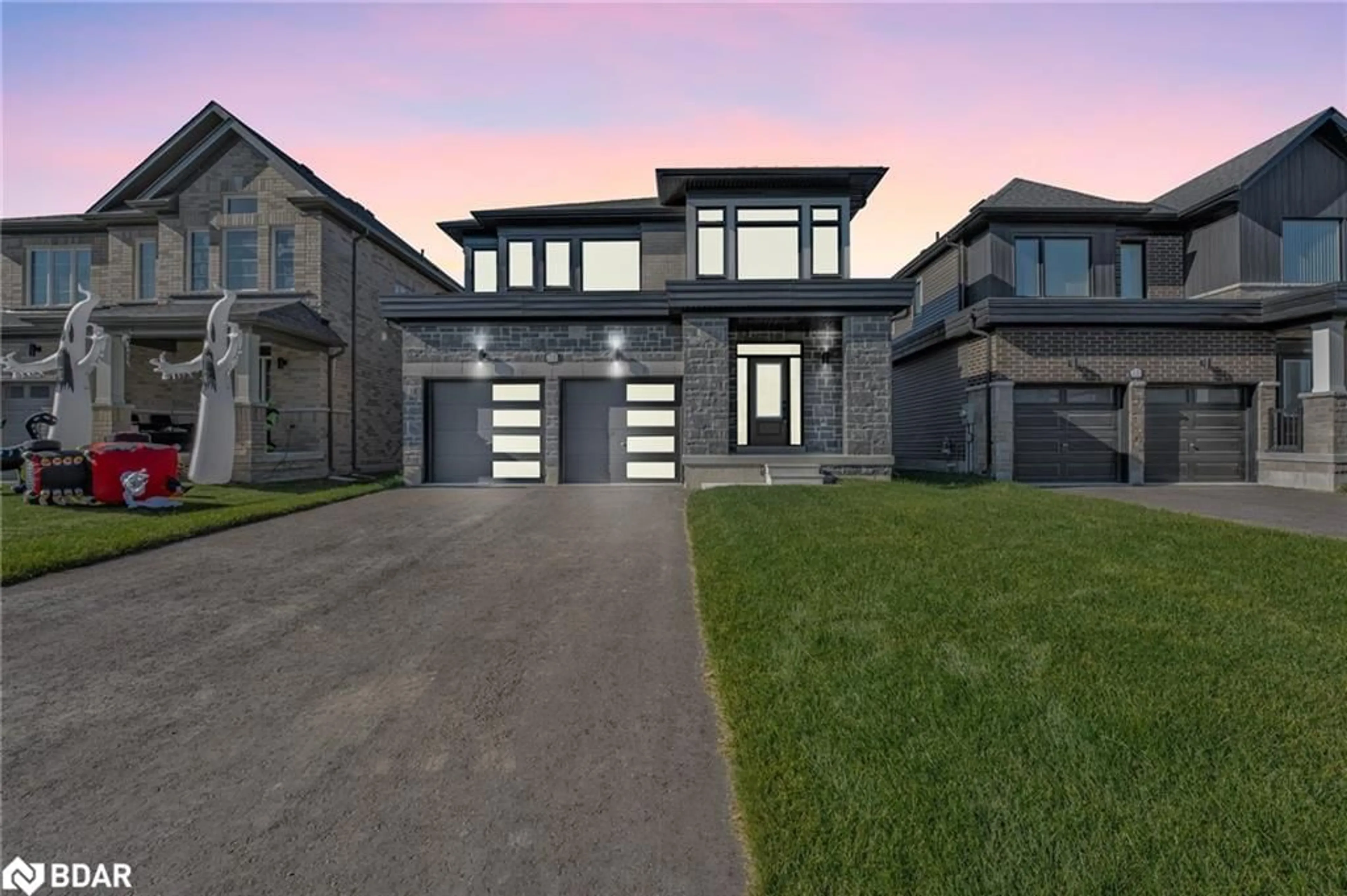 Frontside or backside of a home, the street view for 21 Rosanne Cir, Wasaga Beach Ontario L9Z 0N4