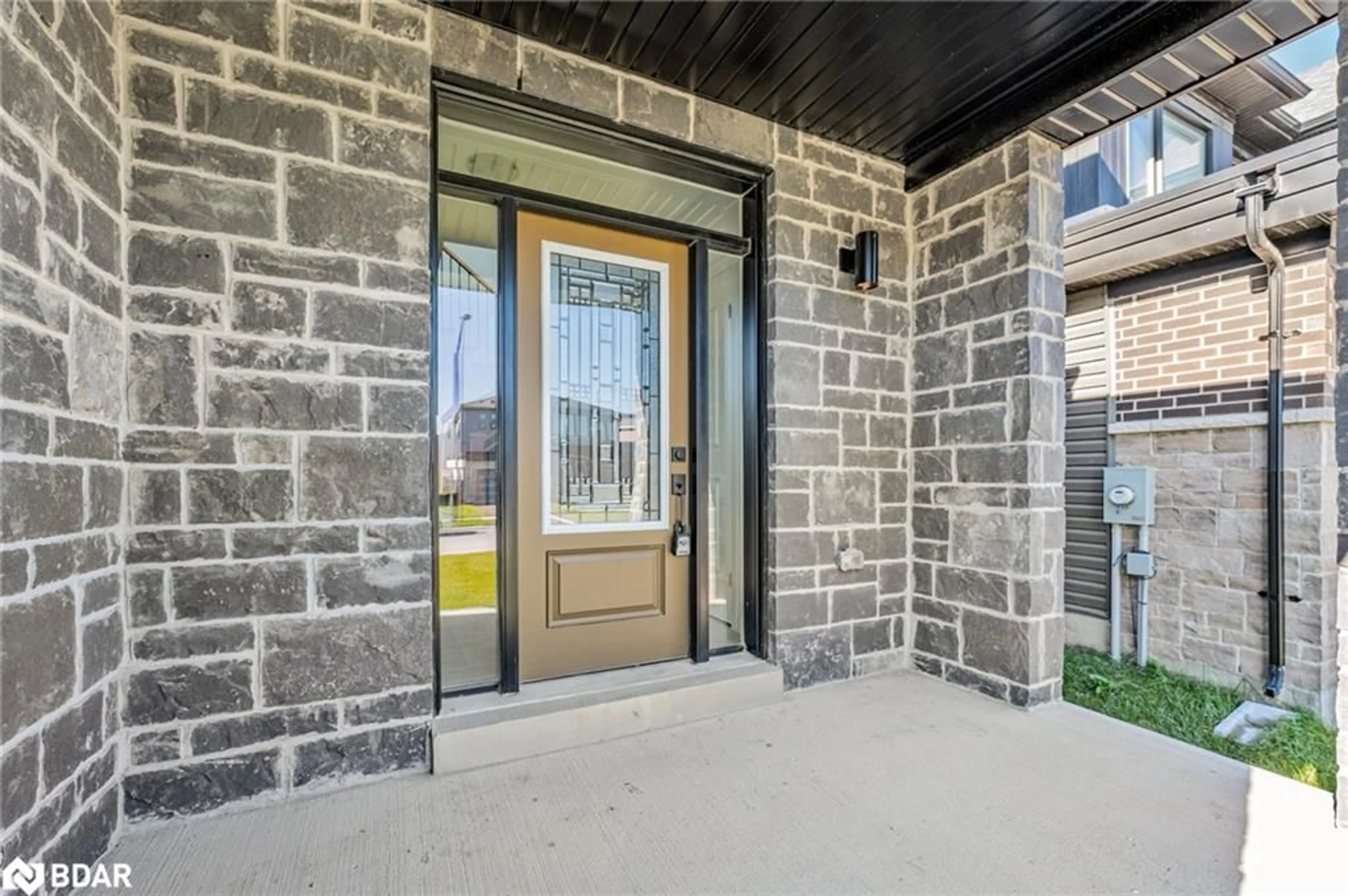 Indoor entryway, cement floor for 21 Rosanne Cir, Wasaga Beach Ontario L9Z 0N4