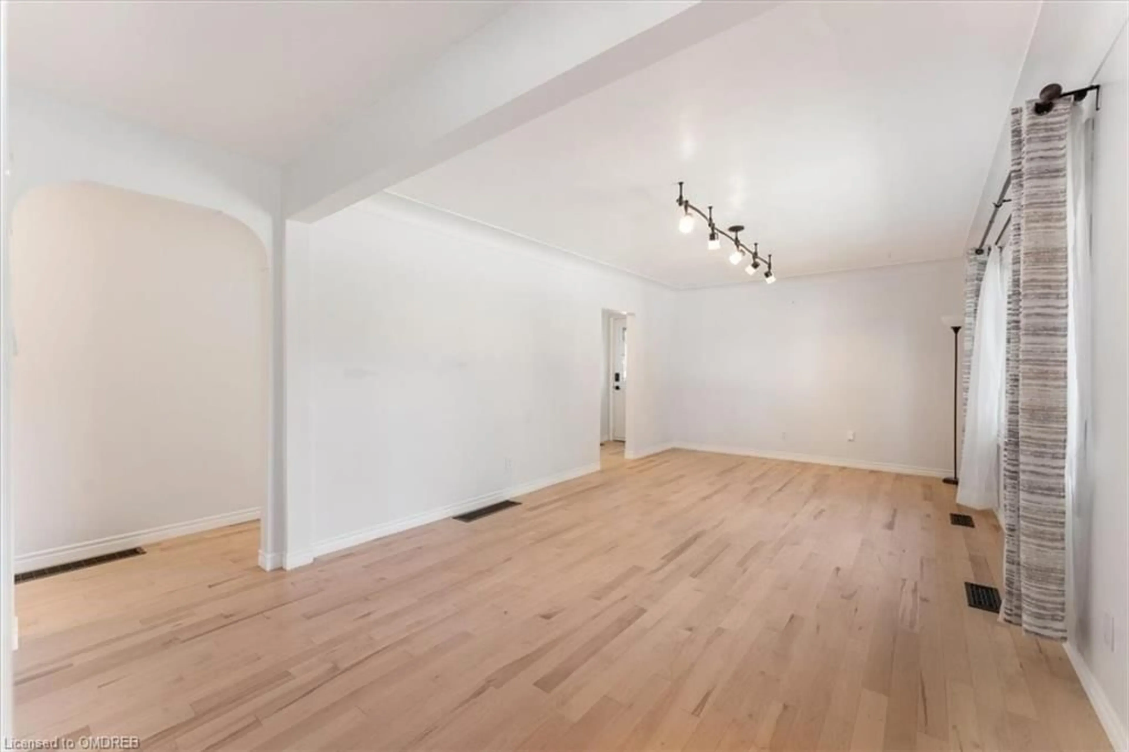 A pic of a room, wood floors for 106 Simcoe St, Hamilton Ontario L8L 3N5