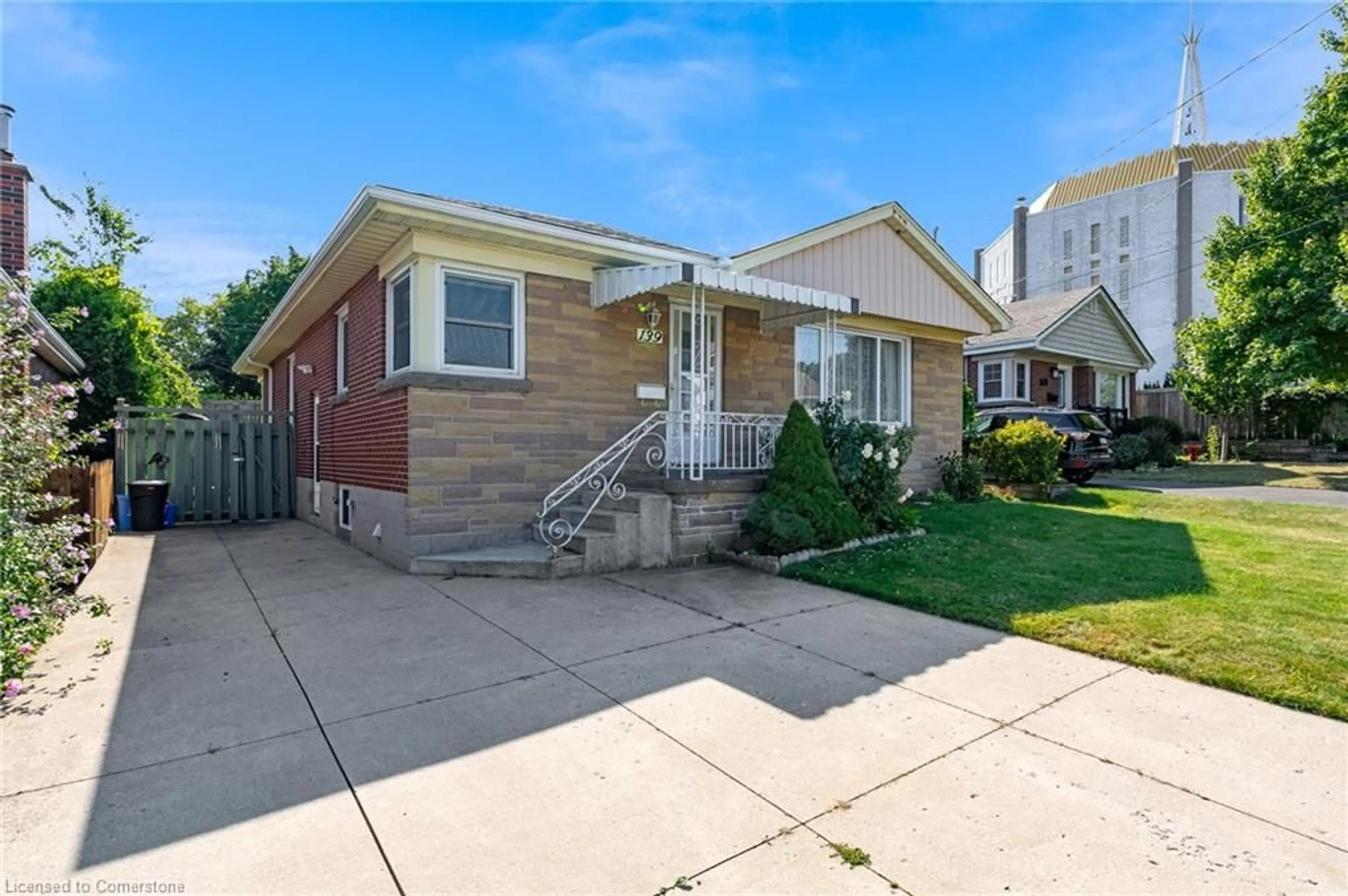 Frontside or backside of a home, the fenced backyard for 139 Tragina Ave, Hamilton Ontario L8K 2Z9