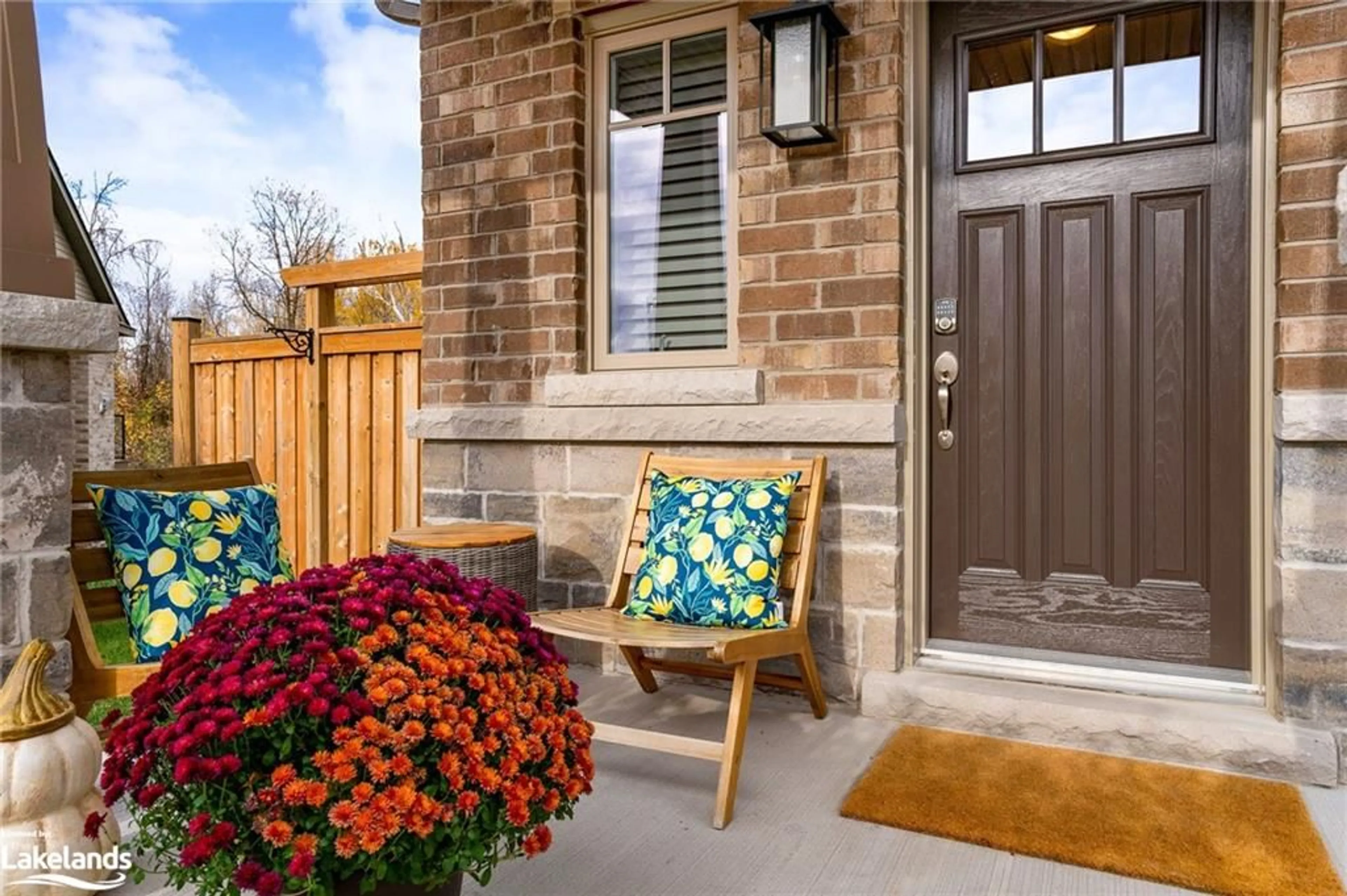 Indoor entryway, carpet floors for 24 Foley Crescent, Collingwood Ontario L9Y 3B7