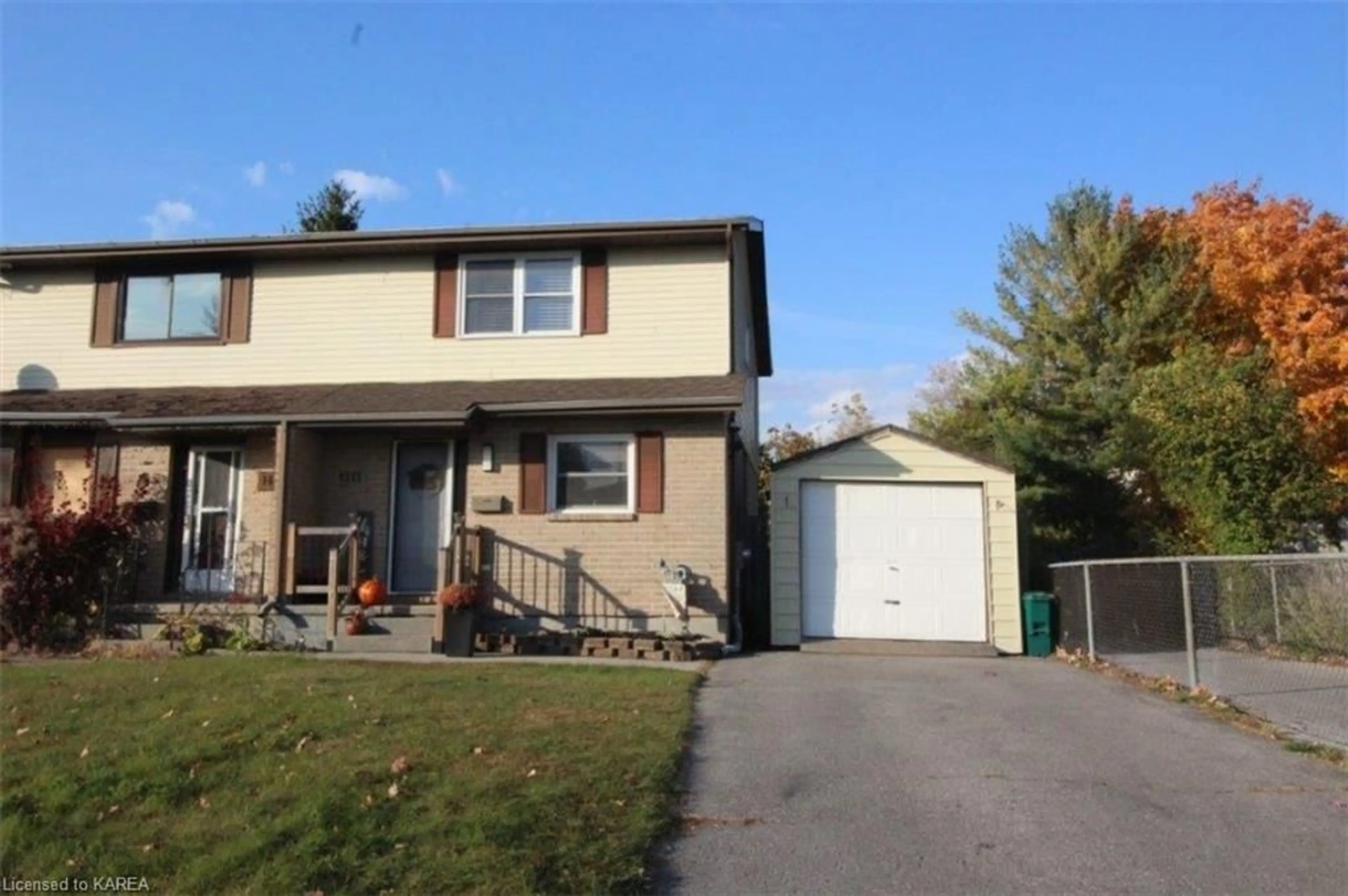 Frontside or backside of a home, cottage for 1111 Hickorywood Cres, Kingston Ontario K7P 2H2