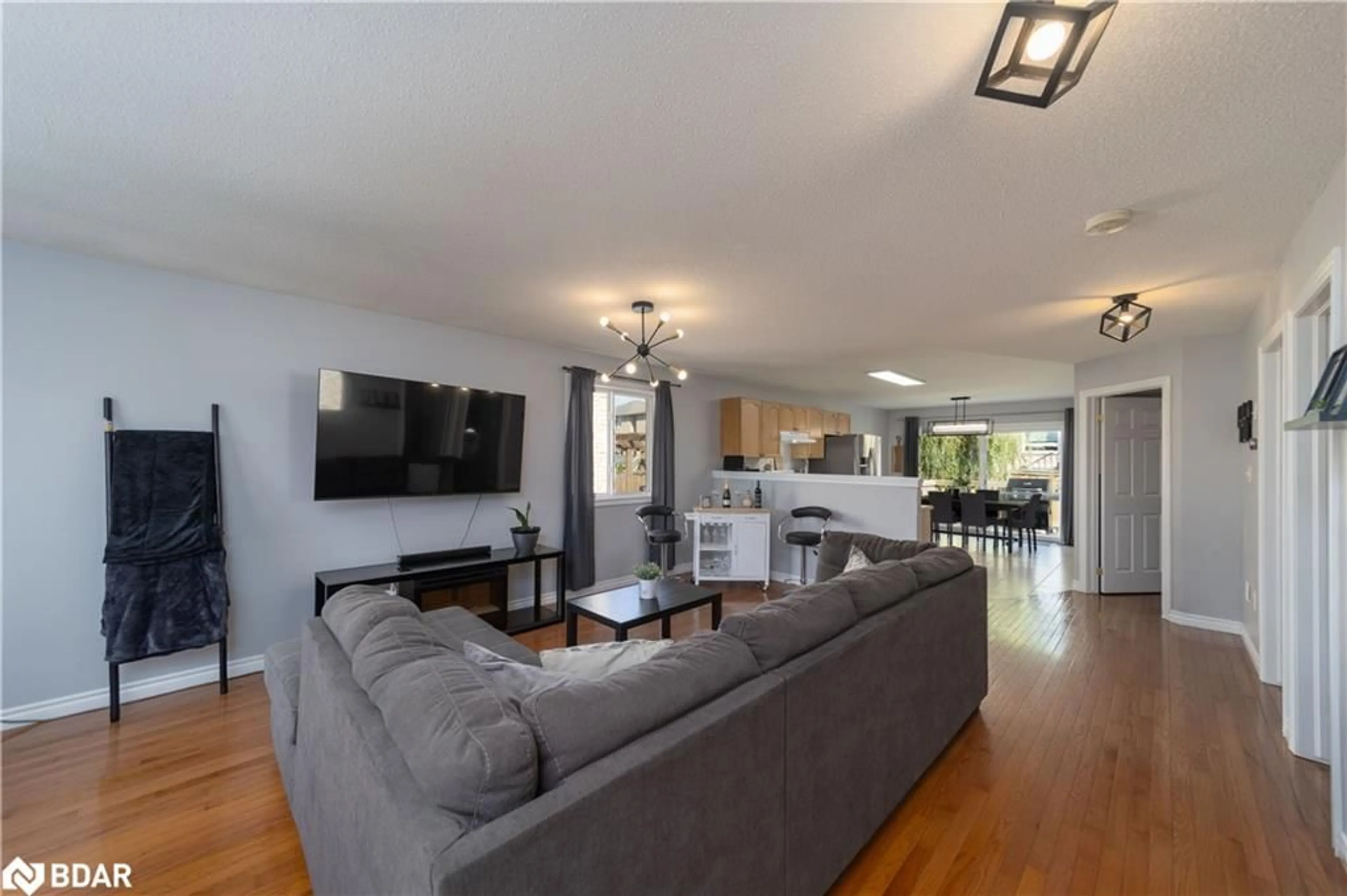 Living room, wood floors for 17 Michelle Dr, Barrie Ontario L4N 5Y1