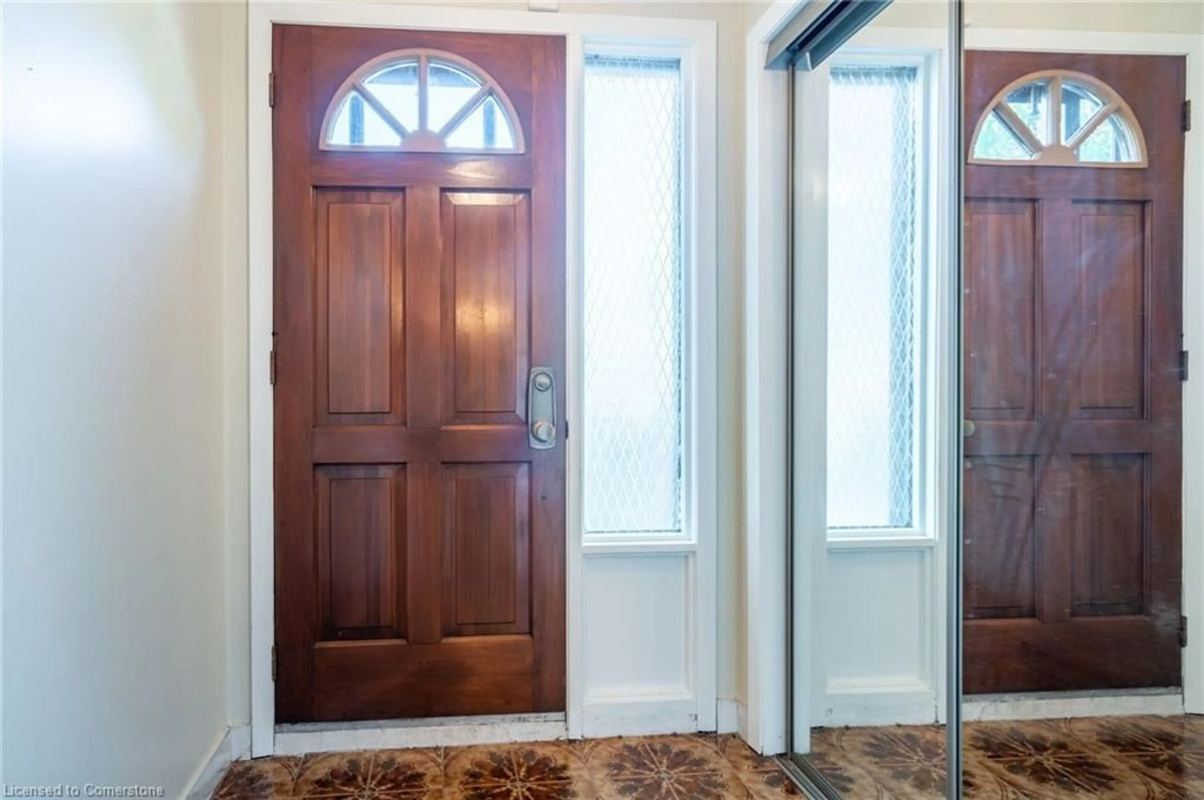 Indoor entryway, wood floors for 160 Gardiner Dr, Hamilton Ontario L9C 6N4