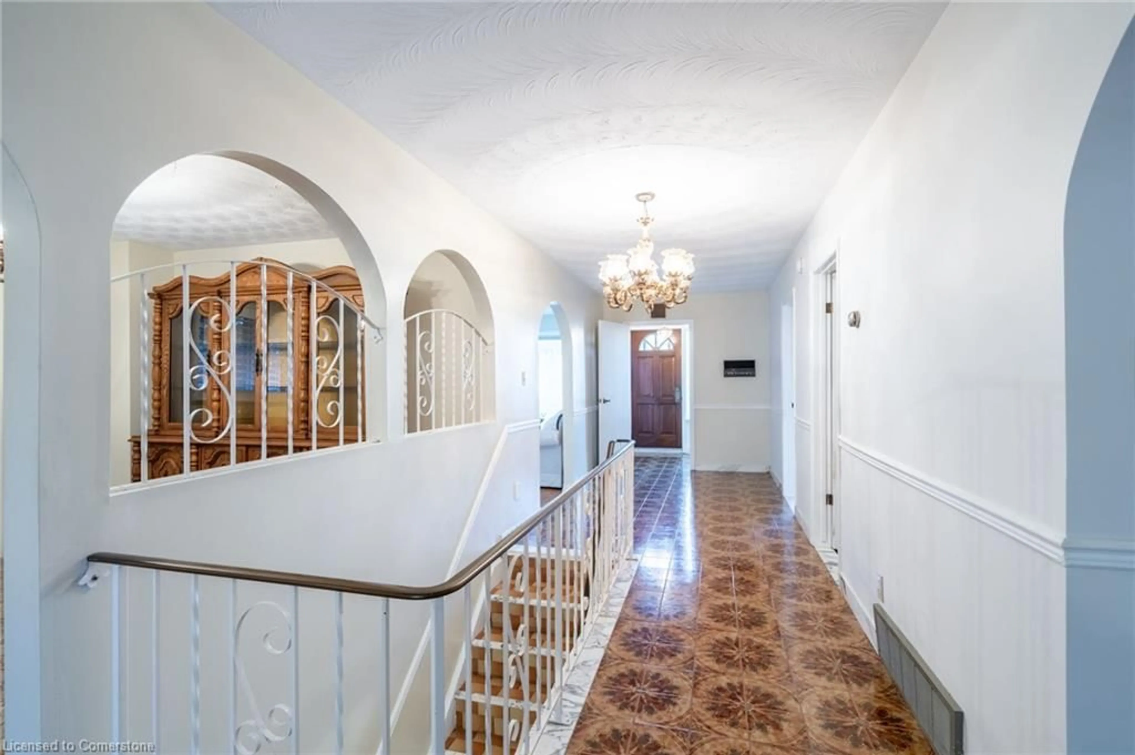 Indoor foyer, wood floors for 160 Gardiner Dr, Hamilton Ontario L9C 6N4