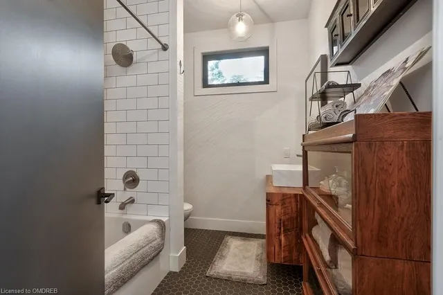 Additional property image - 124 Lynn Crt
