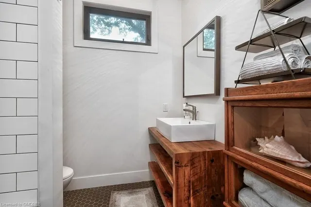Additional property image - 124 Lynn Crt