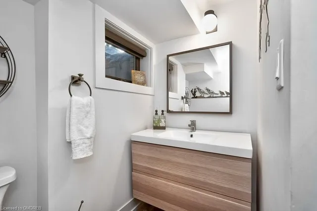 Additional property image - 124 Lynn Crt