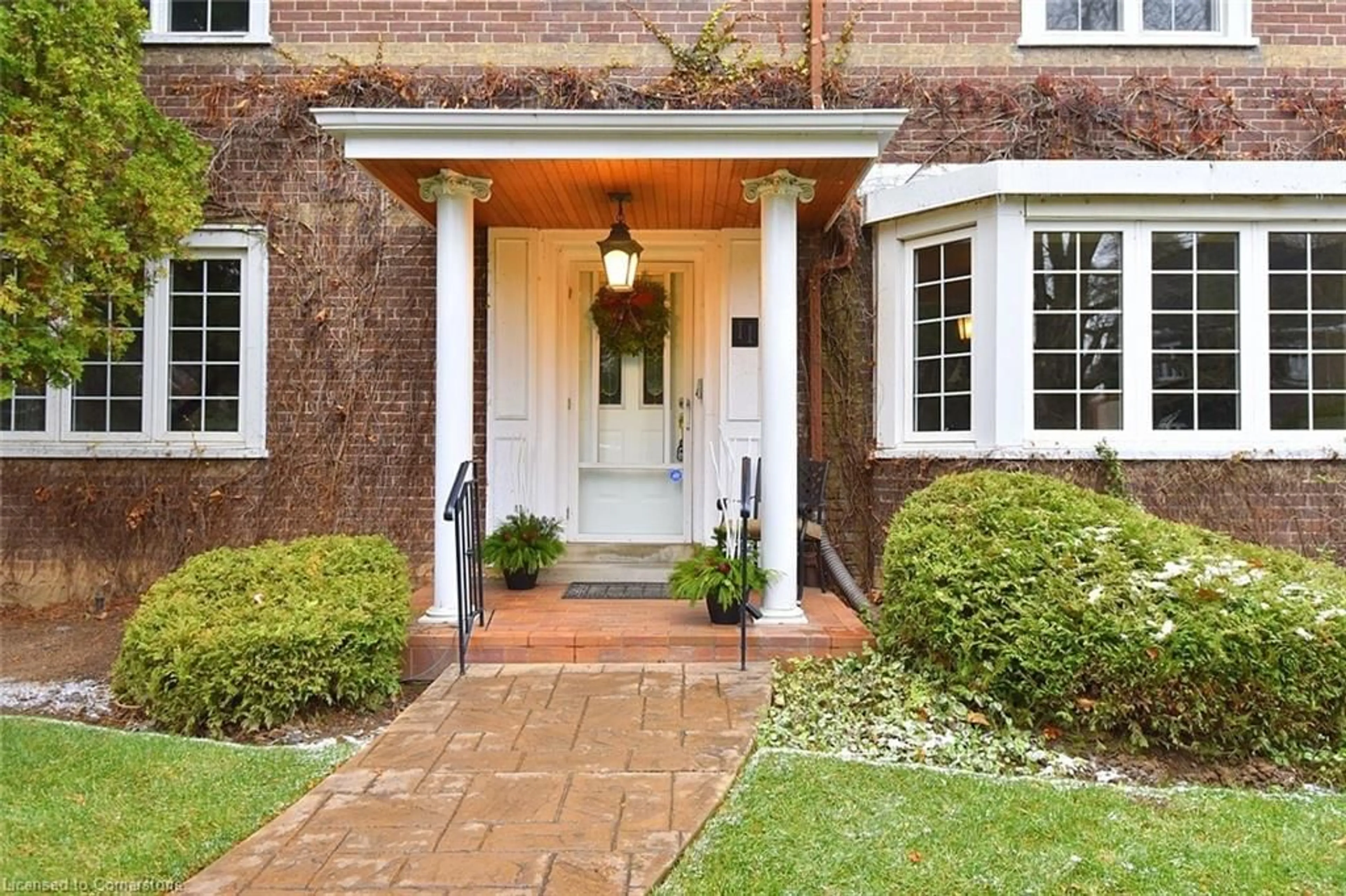 Indoor entryway, wood floors for 11 Forsyth Pl, Hamilton Ontario L8S 4E5