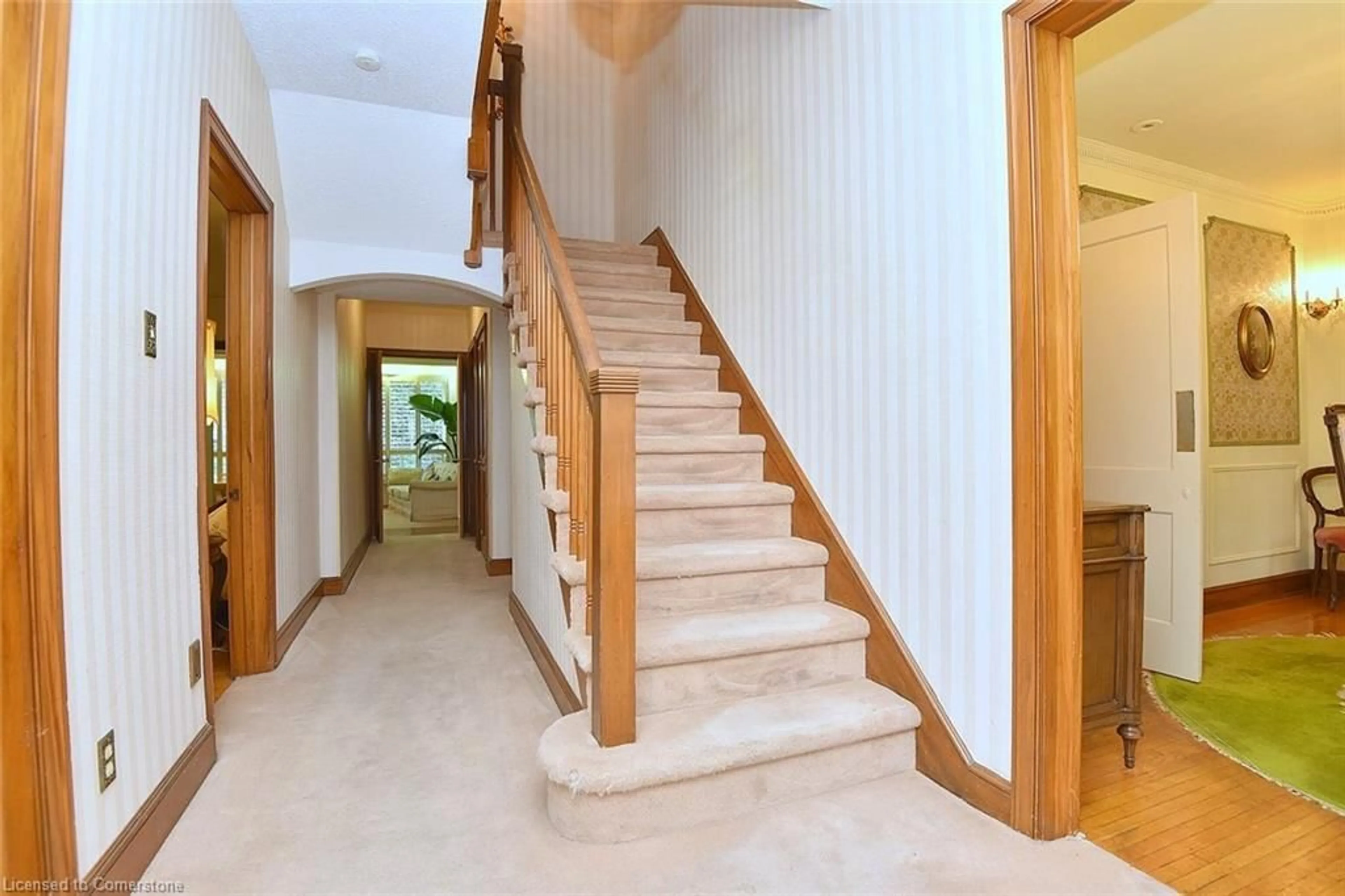 Indoor foyer, wood floors for 11 Forsyth Pl, Hamilton Ontario L8S 4E5