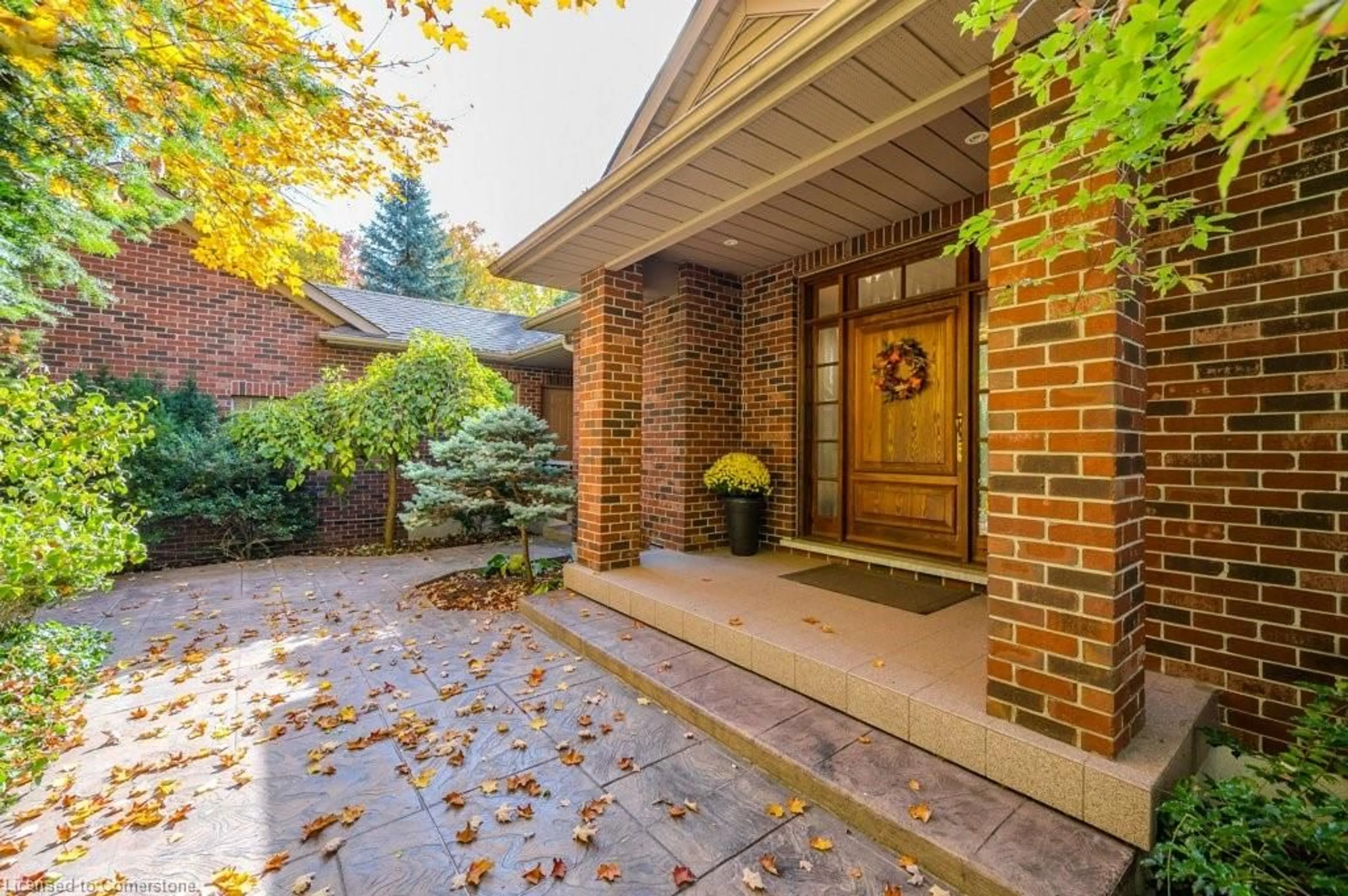 Home with brick exterior material for 39 Mcdougall Rd, Waterloo Ontario N2L 2W4