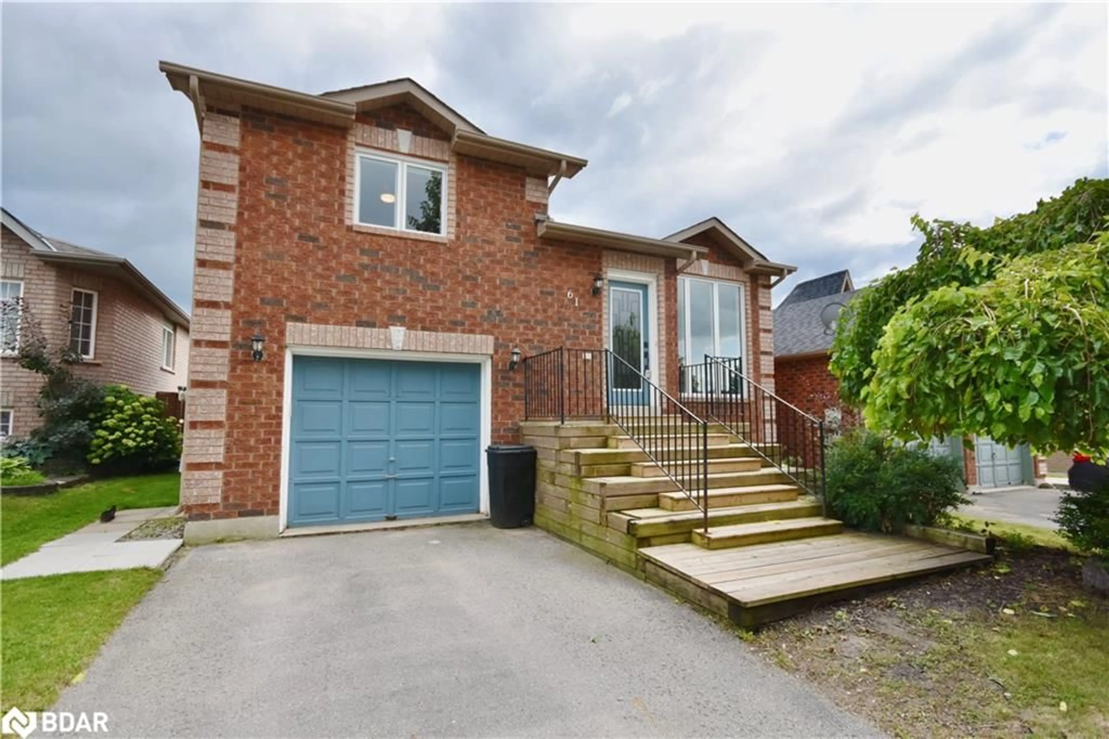 Frontside or backside of a home, cottage for 61 Holly Meadow Rd, Barrie Ontario L4N 0E3