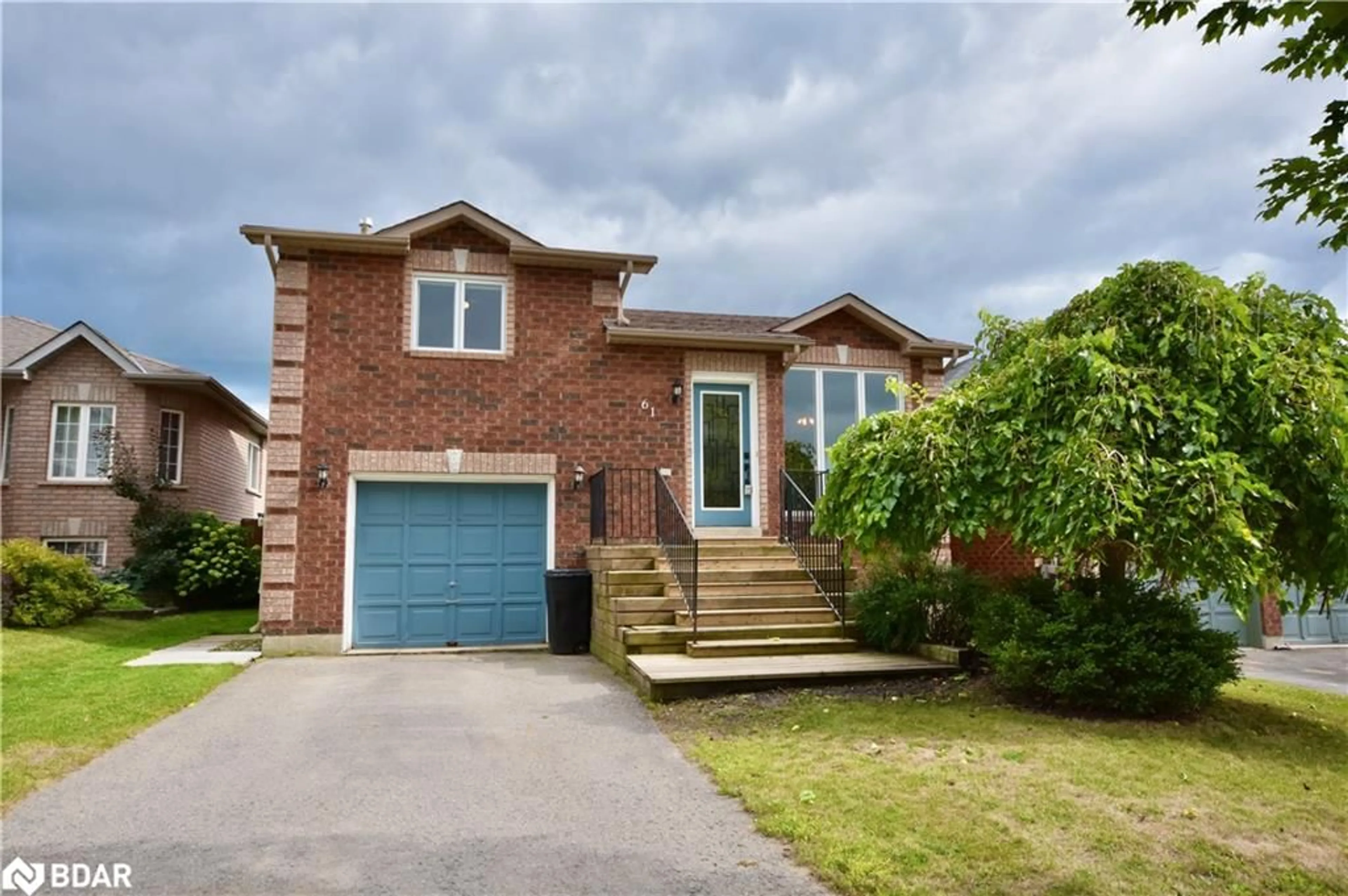 Frontside or backside of a home, cottage for 61 Holly Meadow Rd, Barrie Ontario L4N 0E3