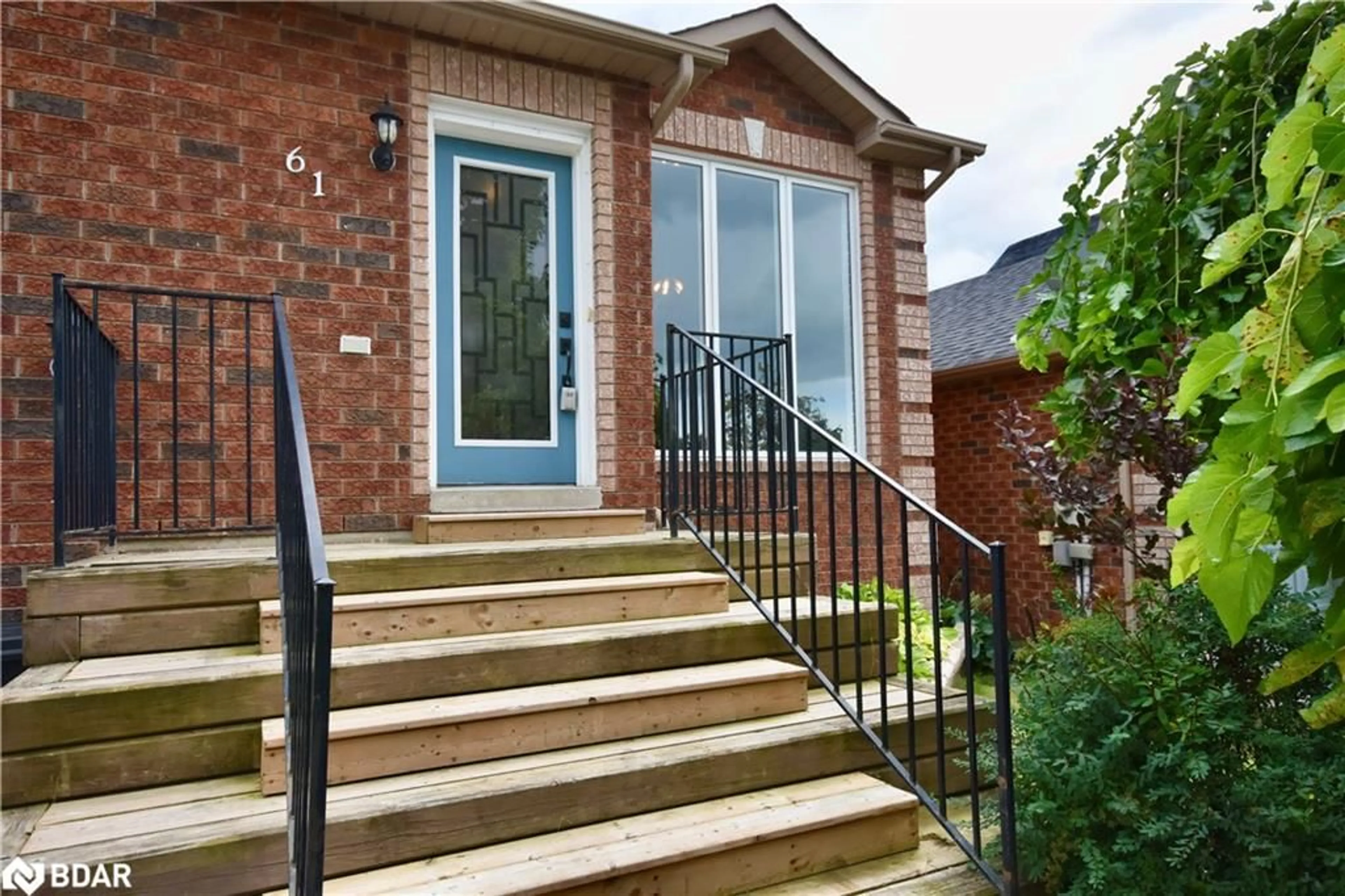 Home with brick exterior material for 61 Holly Meadow Rd, Barrie Ontario L4N 0E3