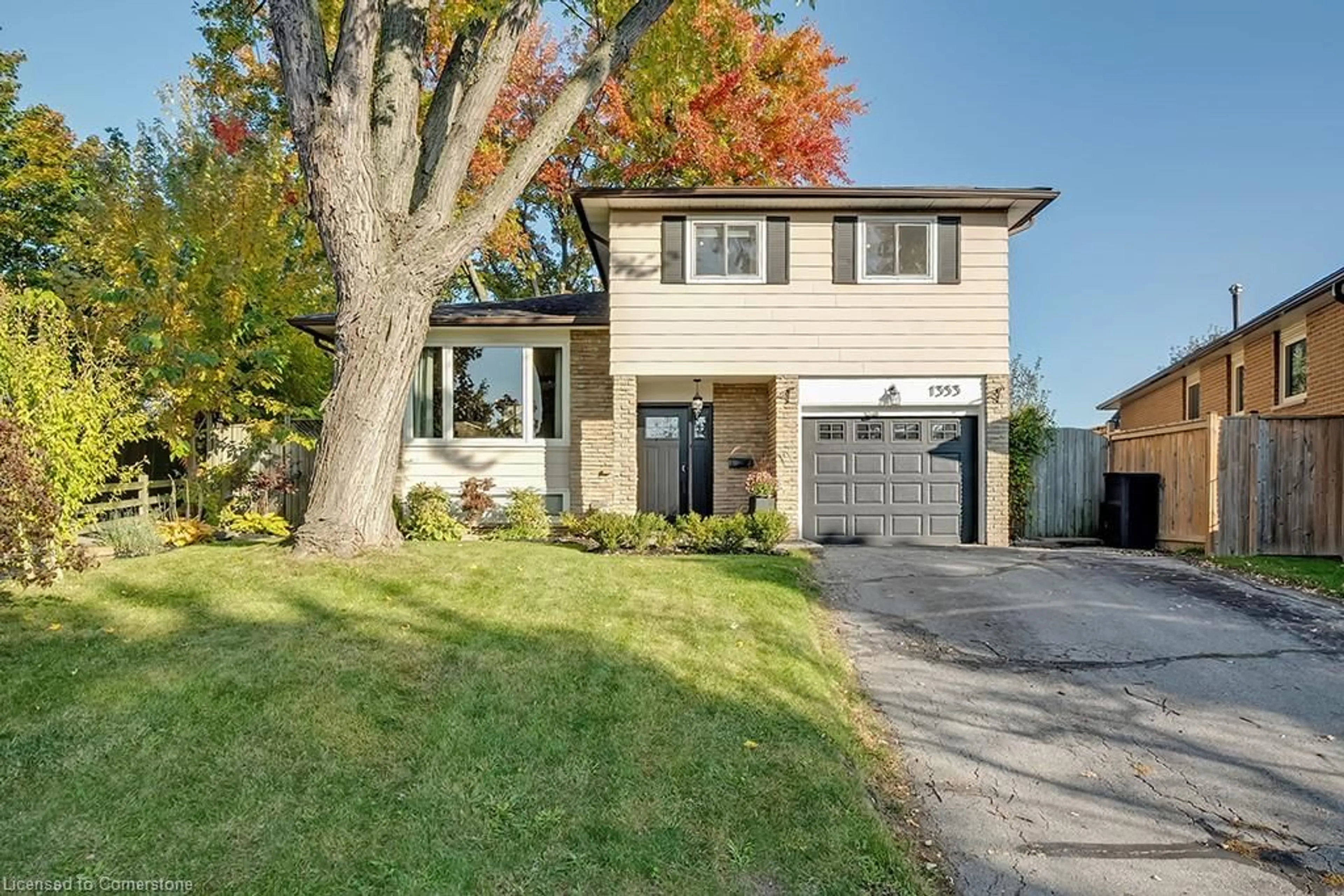 Frontside or backside of a home, cottage for 1353 Woodvale Pl, Burlington Ontario L7M 1R2