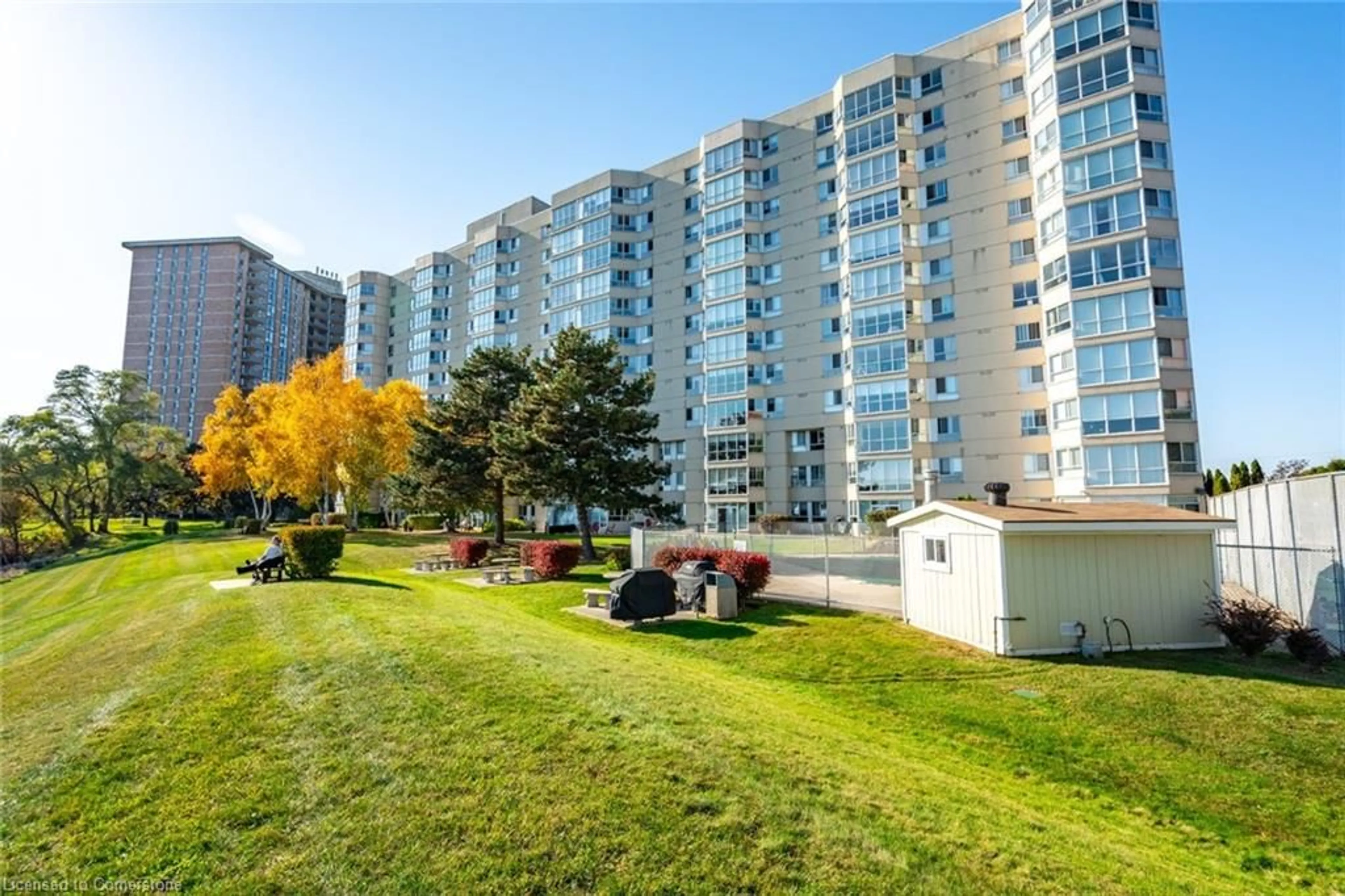 A pic from exterior of the house or condo, the front or back of building for 5280 Lakeshore Rd #105, Burlington Ontario L7L 5R1