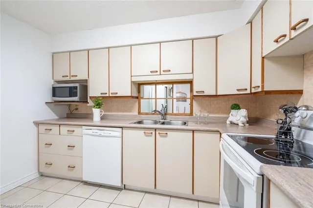 Additional property image - 5280 Lakeshore Rd Unit 105
