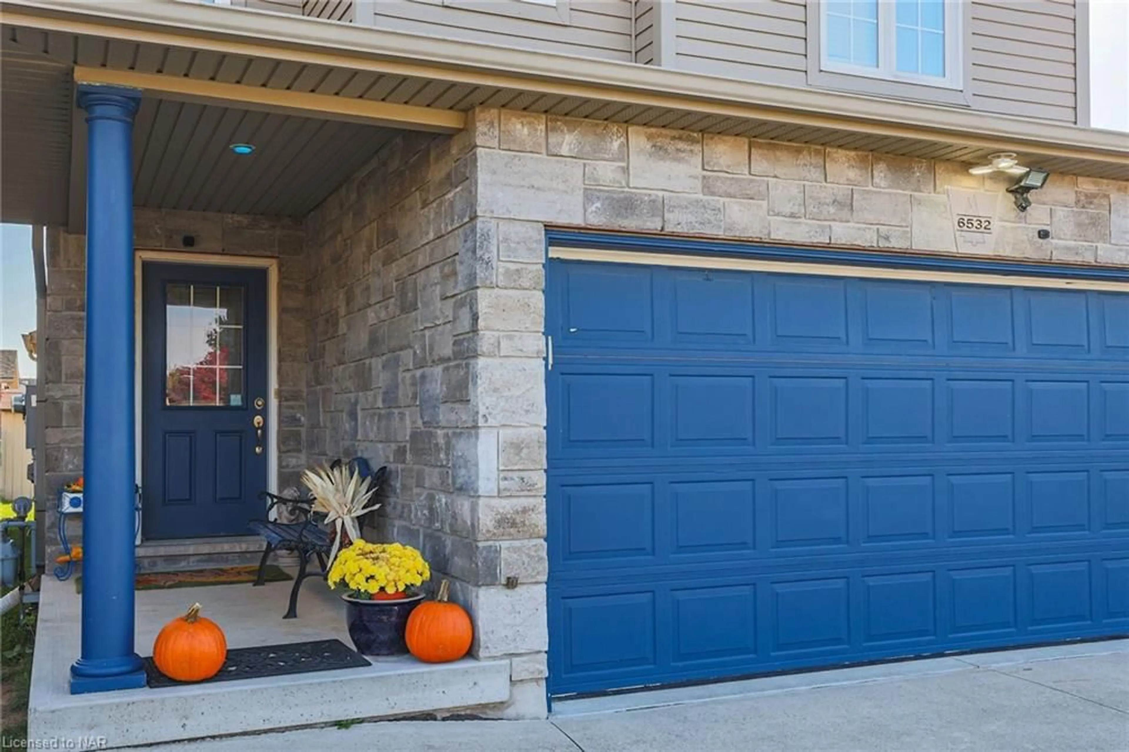 Indoor garage, ceramic floors for 6532 Mary Dr, Niagara Falls Ontario L2H 0B5