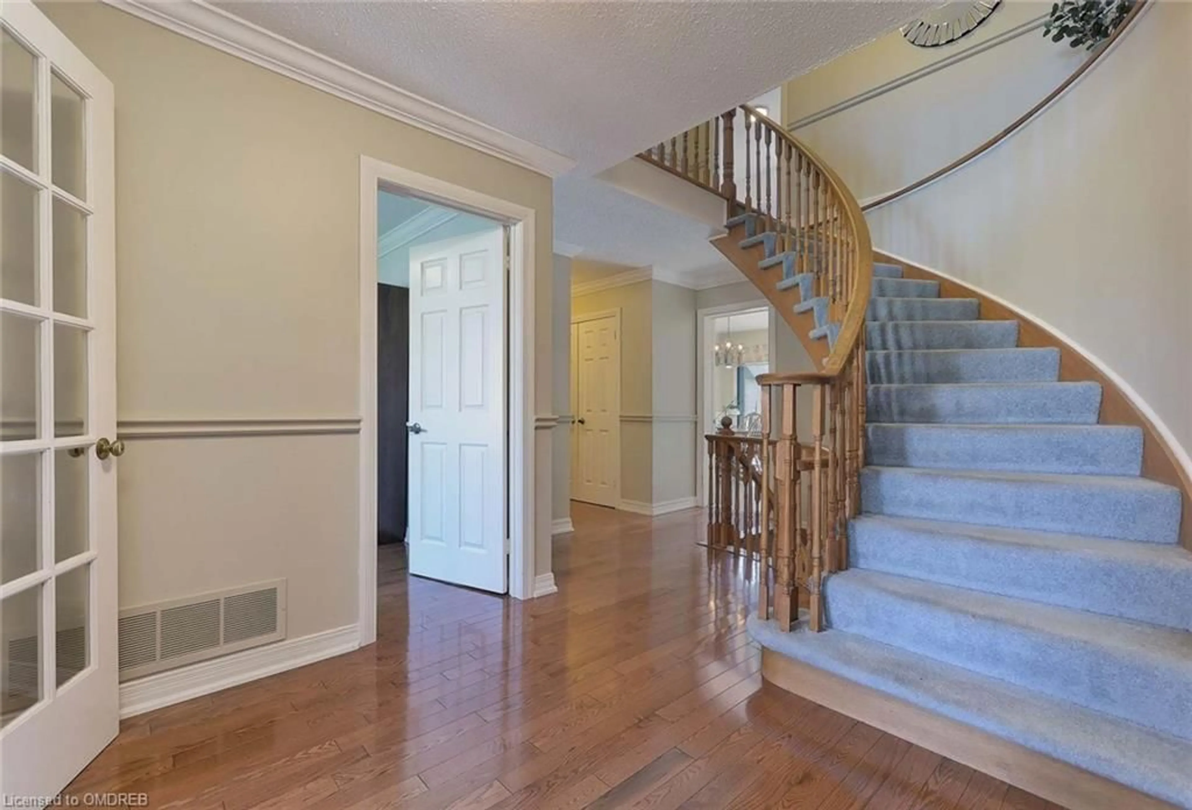 Indoor foyer, wood floors for 5344 Durie Rd, Peel Ontario L5M 2C7