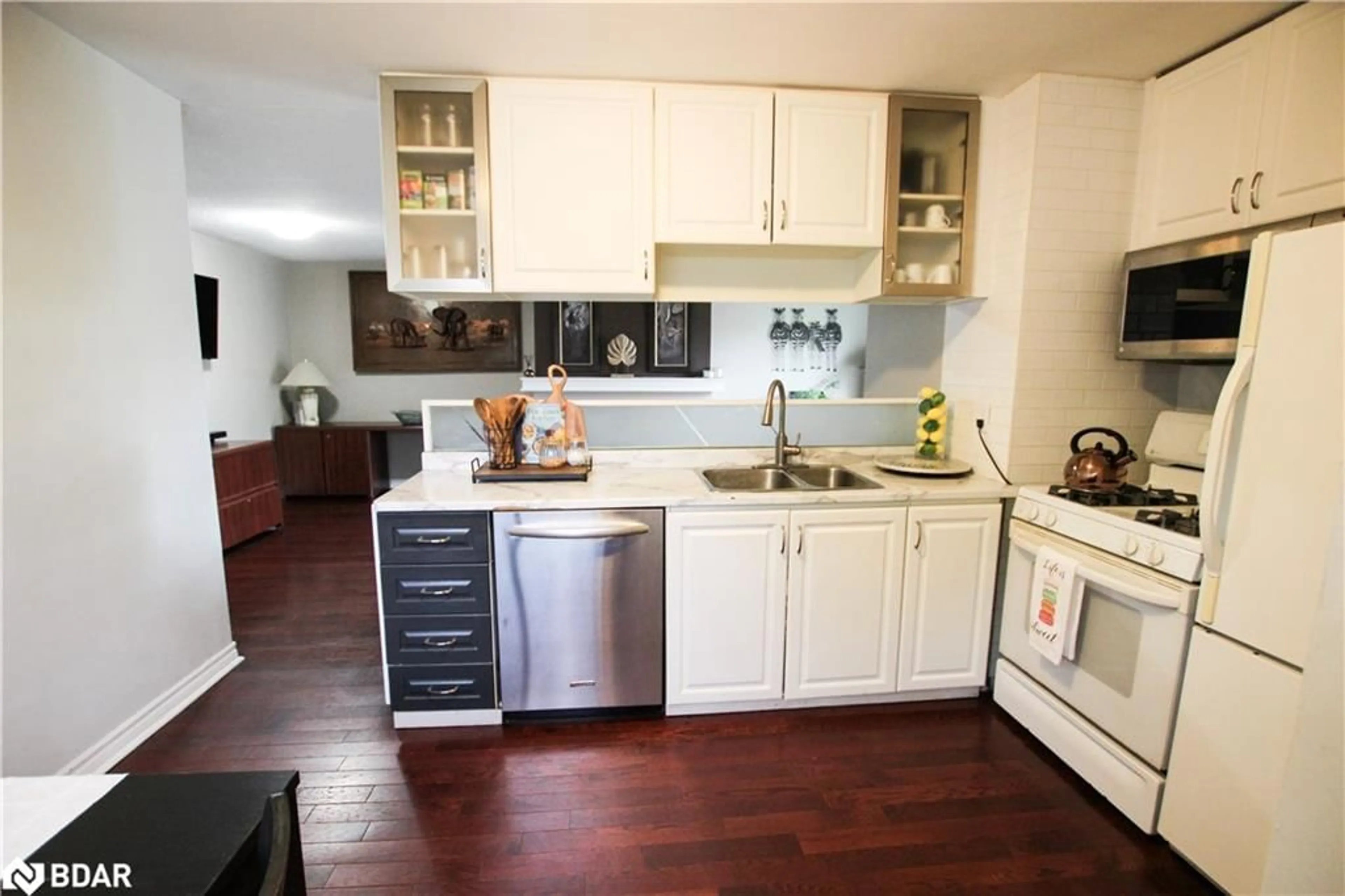 Standard kitchen, wood floors, cottage for 224 Axminster Dr, Richmond Hill Ontario L4C 2W1