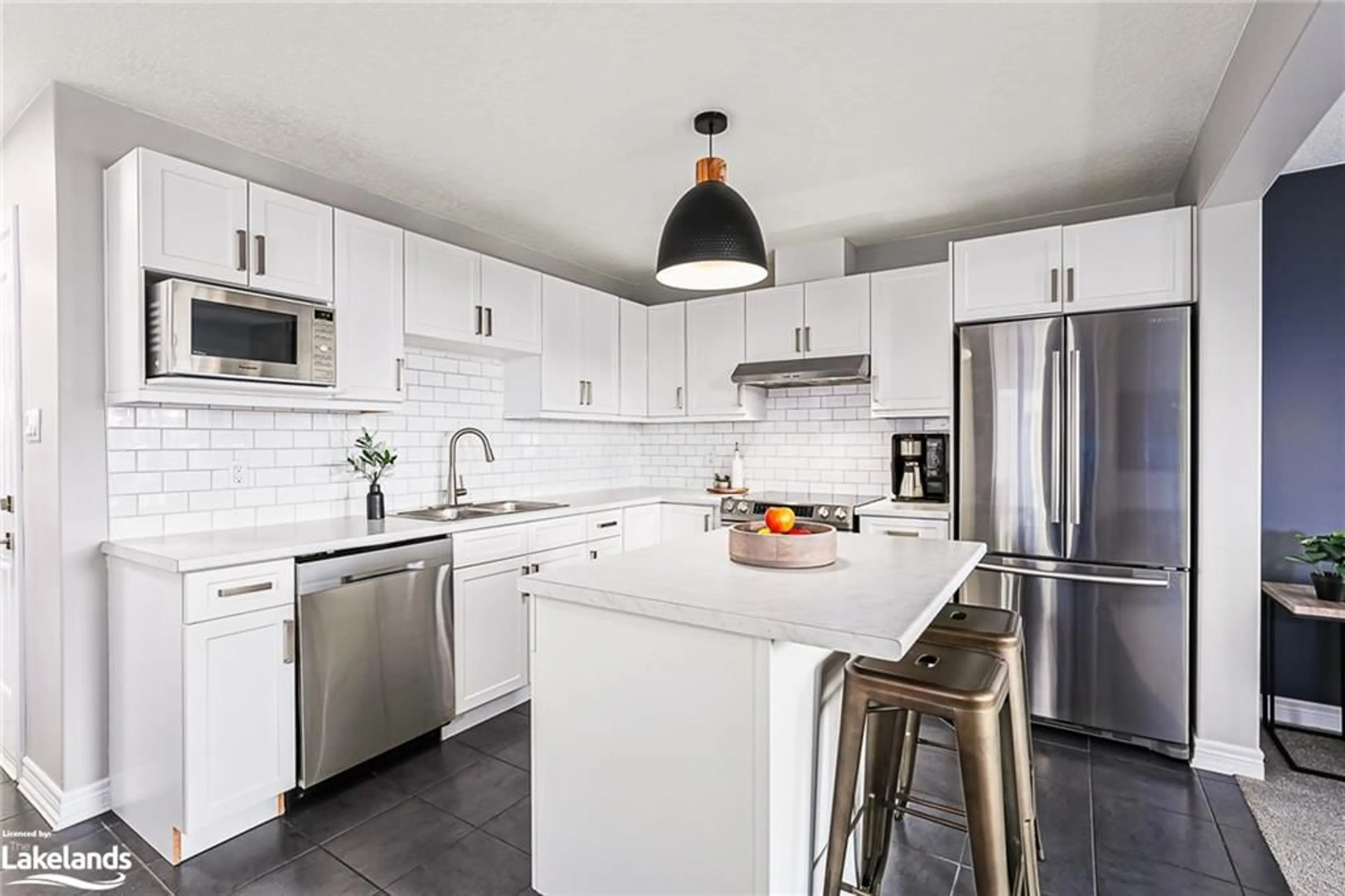 Contemporary kitchen, ceramic floors, cottage for 10 Foley Cres, Collingwood Ontario L9Y 3B7