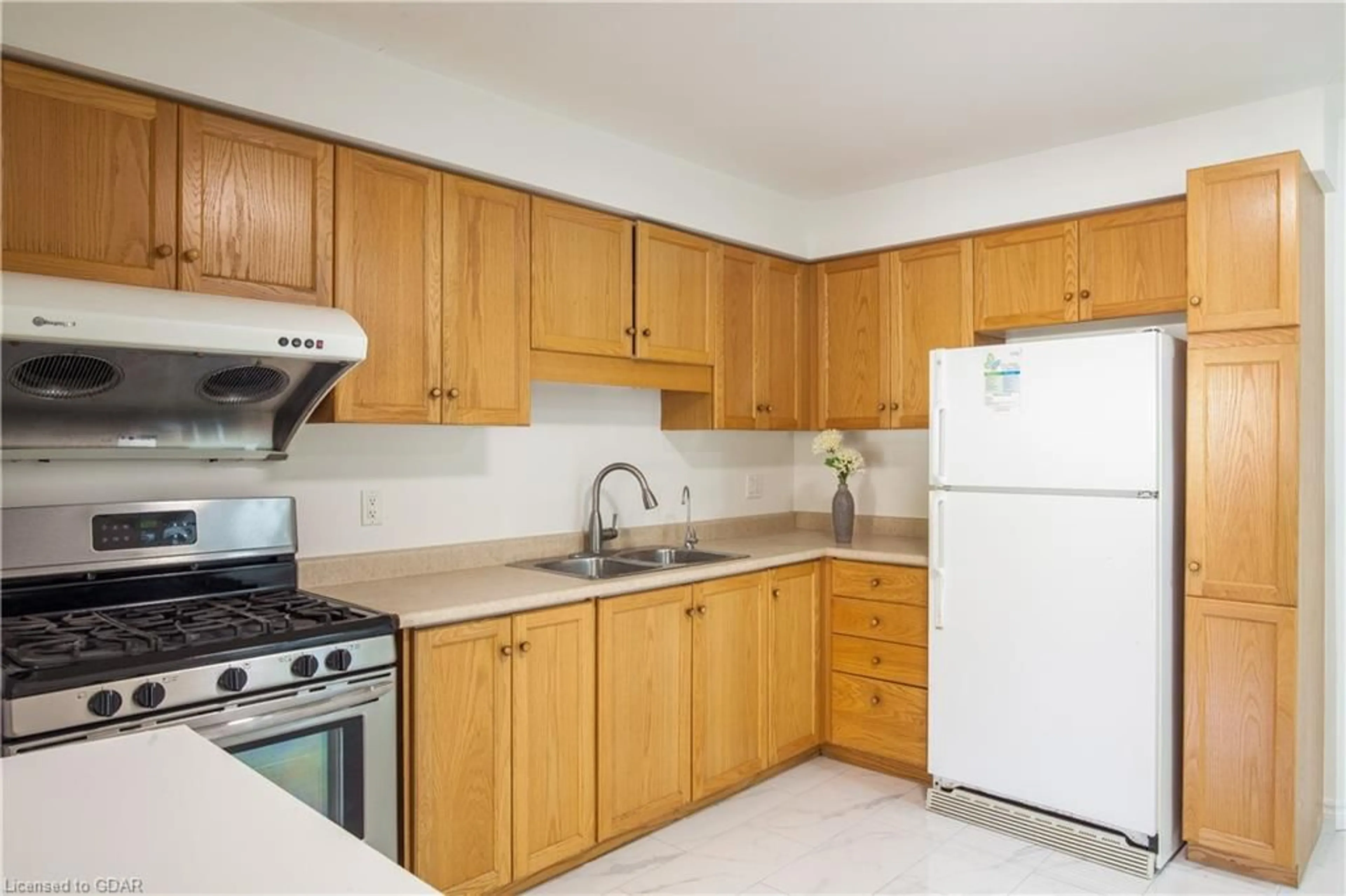 Standard kitchen for 233 Silurian Dr, Guelph Ontario N1E 7B8