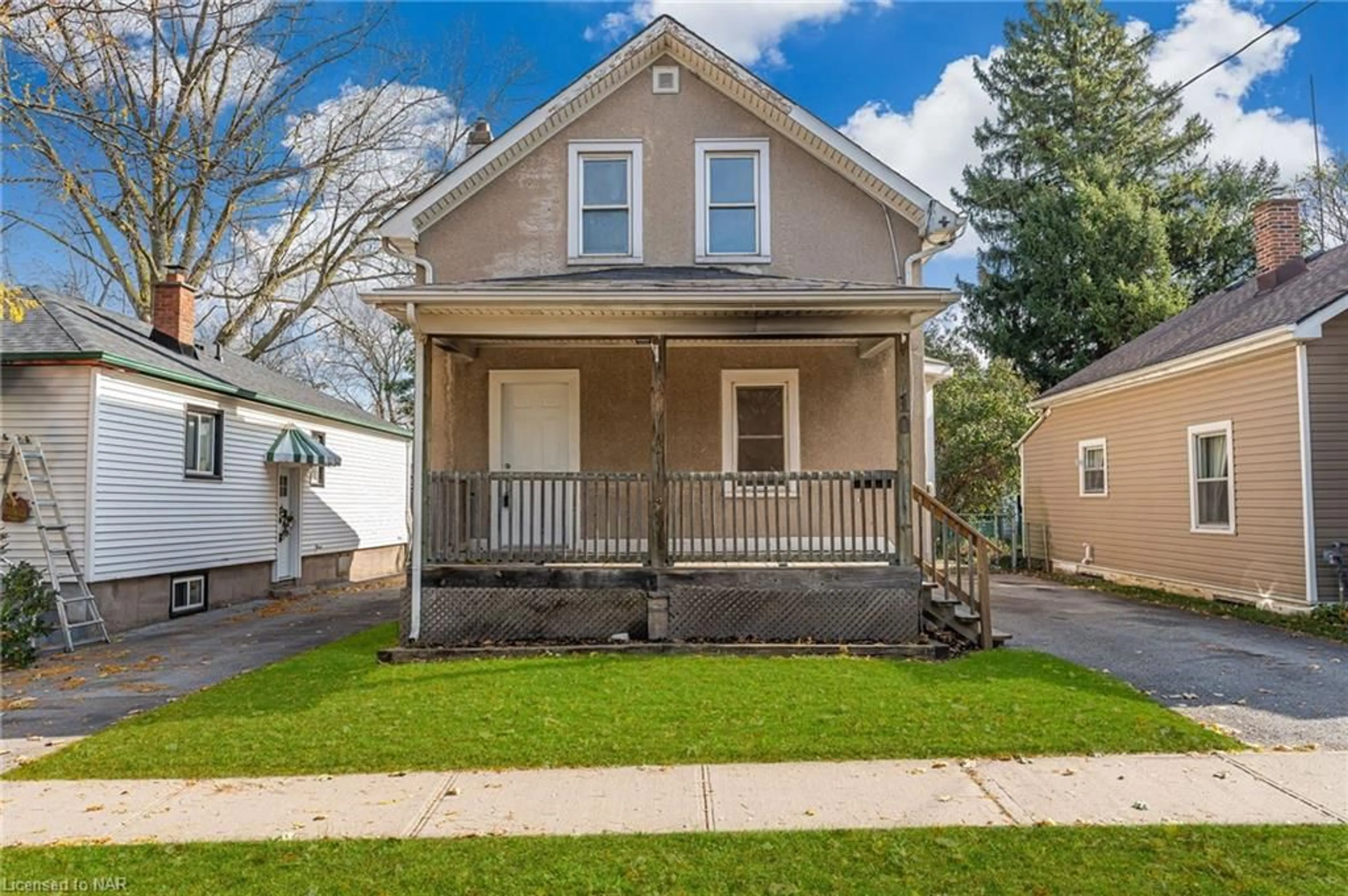 Frontside or backside of a home, cottage for 10 Mildred Ave, St. Catharines Ontario L2R 6H8