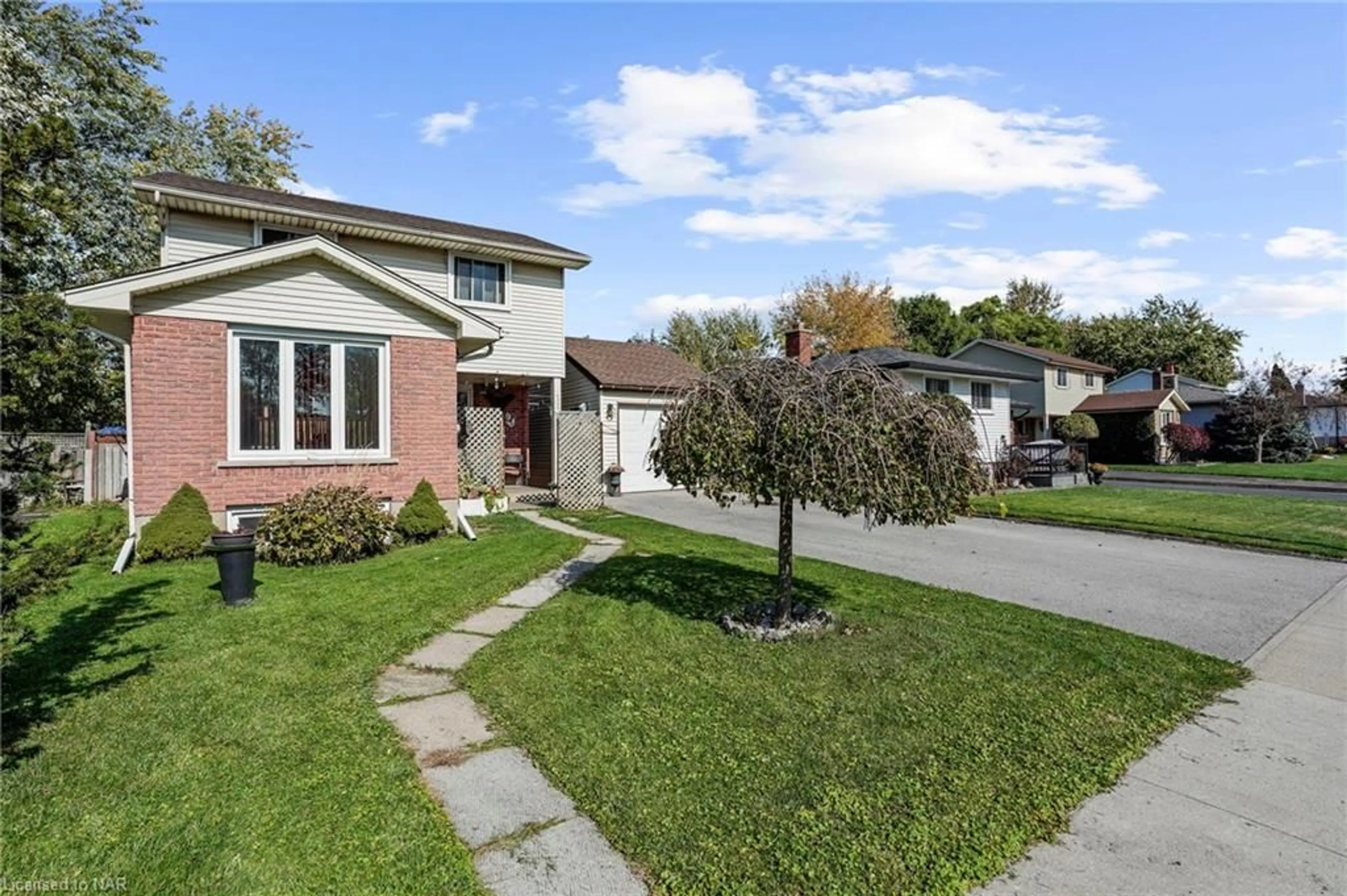 Frontside or backside of a home, the street view for 6159 Village Cres, Niagara Falls Ontario L2G 7M3