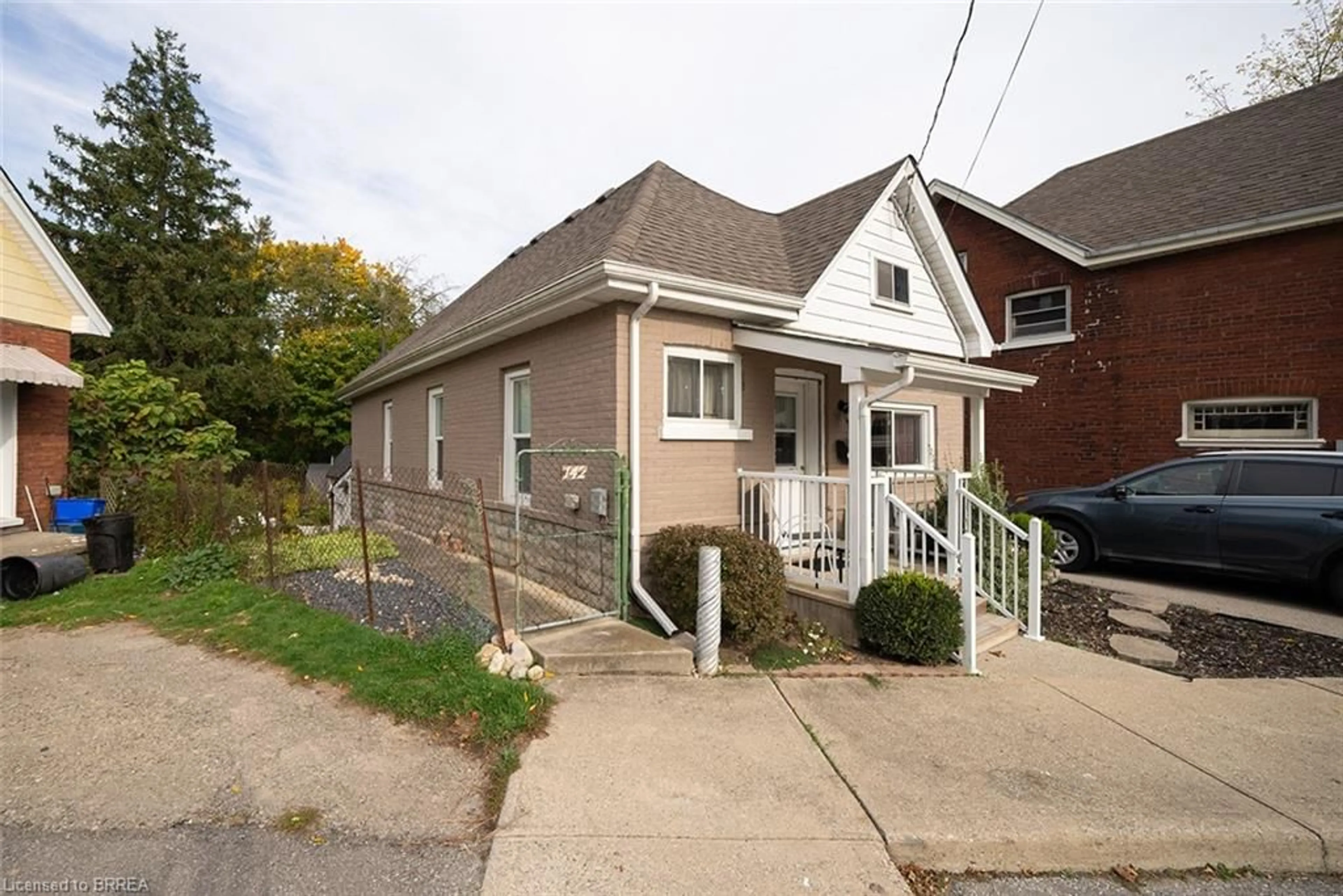 A pic from exterior of the house or condo, the front or back of building for 142 Cayuga St, Brantford Ontario N3S 1X6