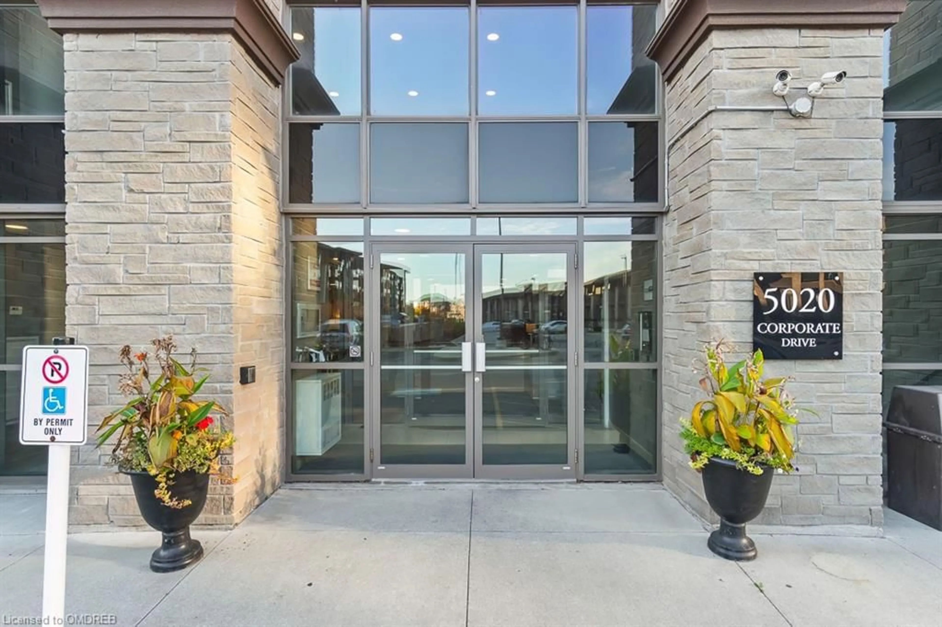 Indoor lobby, ceramic floors for 5020 Corporate Dr #302, Burlington Ontario L7L 0H7