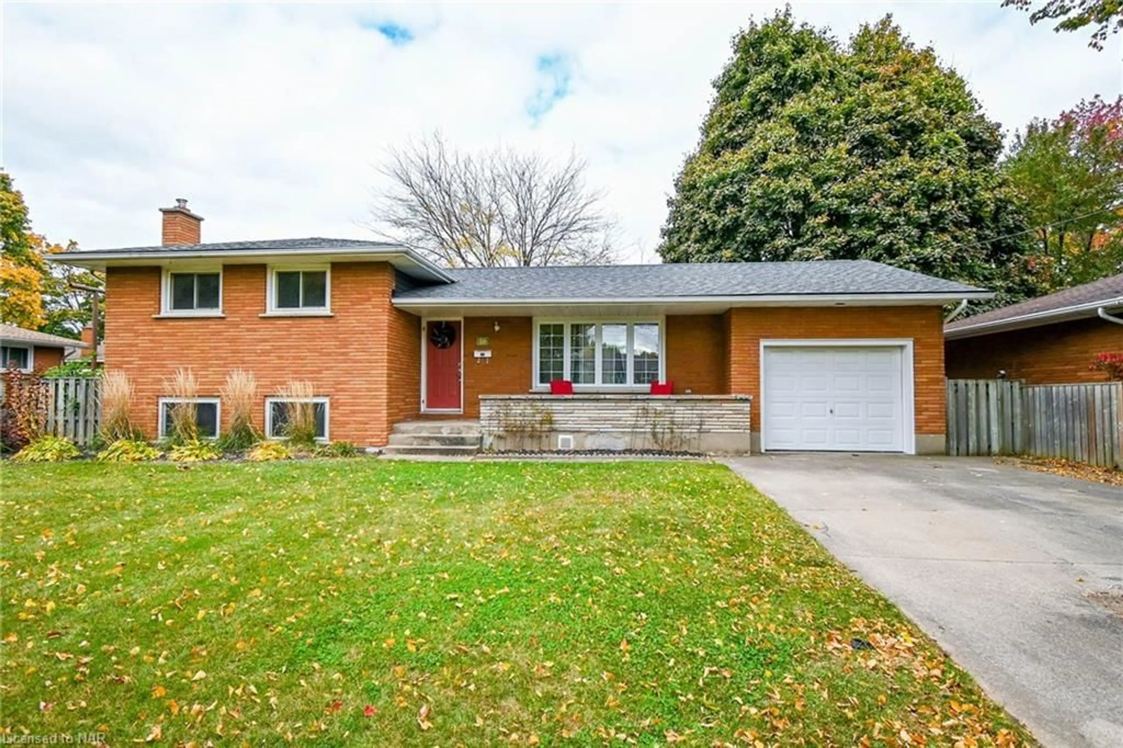 Home with brick exterior material for 16 Royal Manor Dr, St. Catharines Ontario L2N 4B8