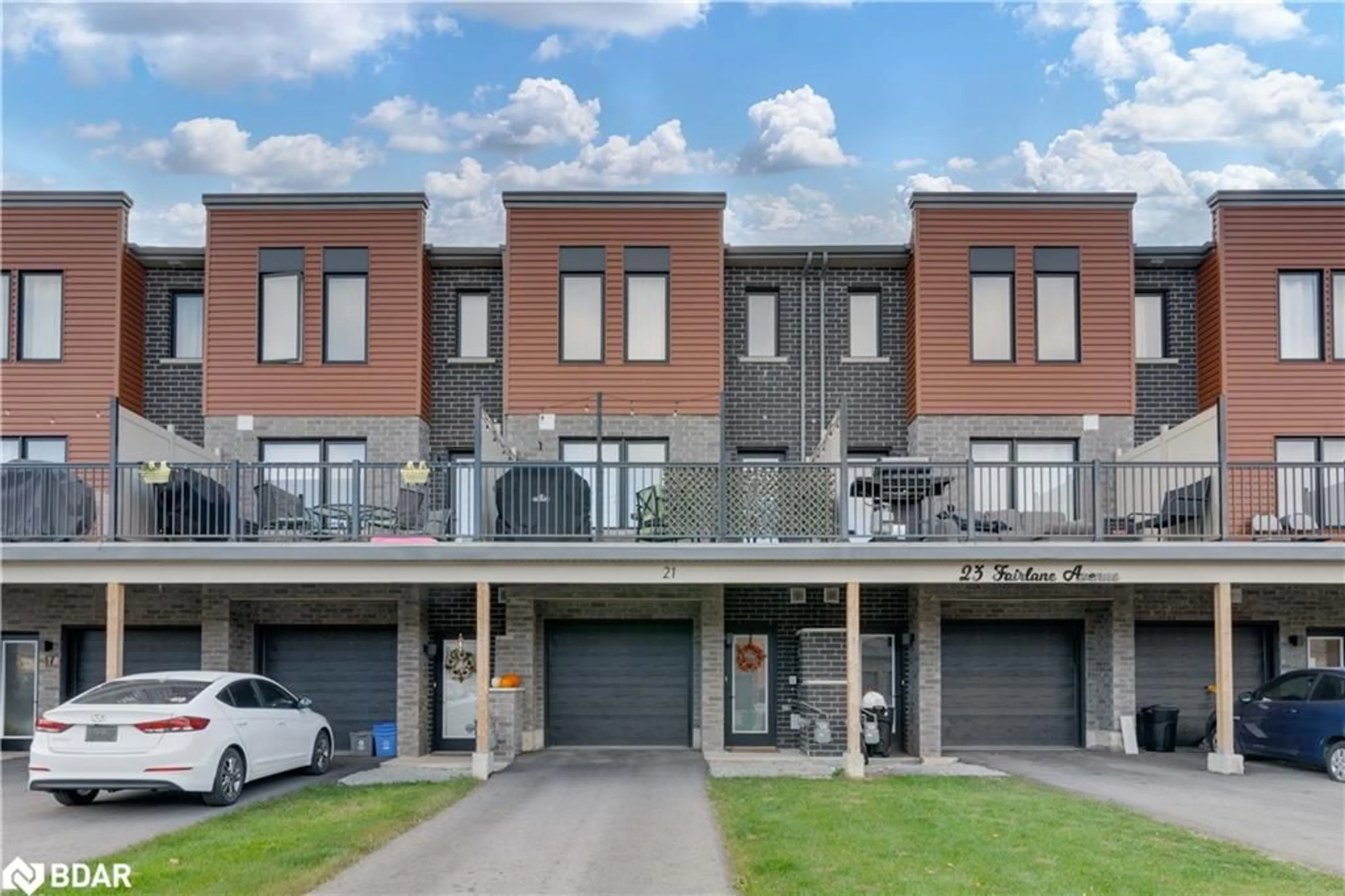 A pic from exterior of the house or condo, the street view for 21 Fairlane Ave, Barrie Ontario L4N 6K7