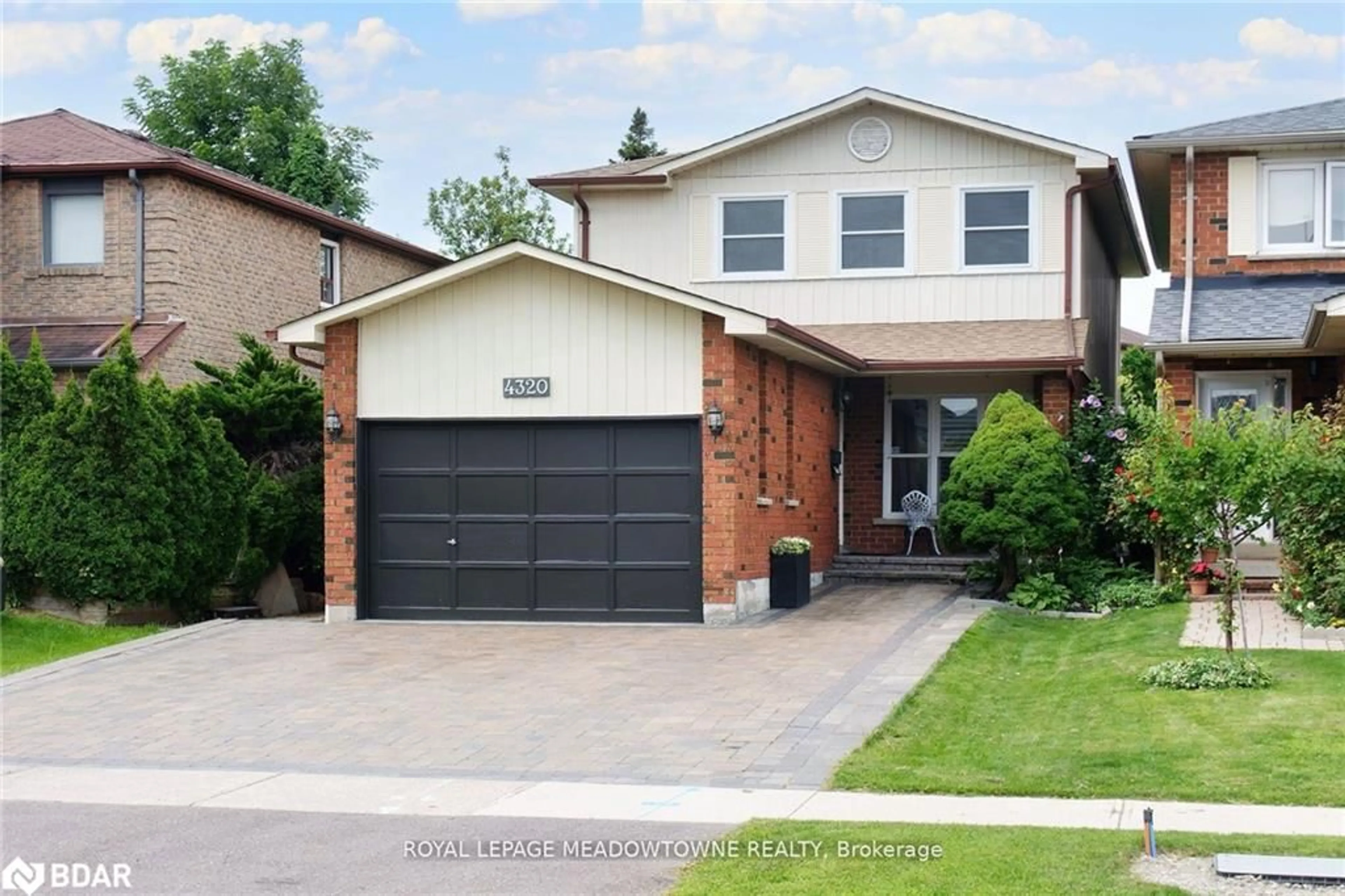 Frontside or backside of a home, the street view for 4320 Shelby Cres, Mississauga Ontario L4W 3T3