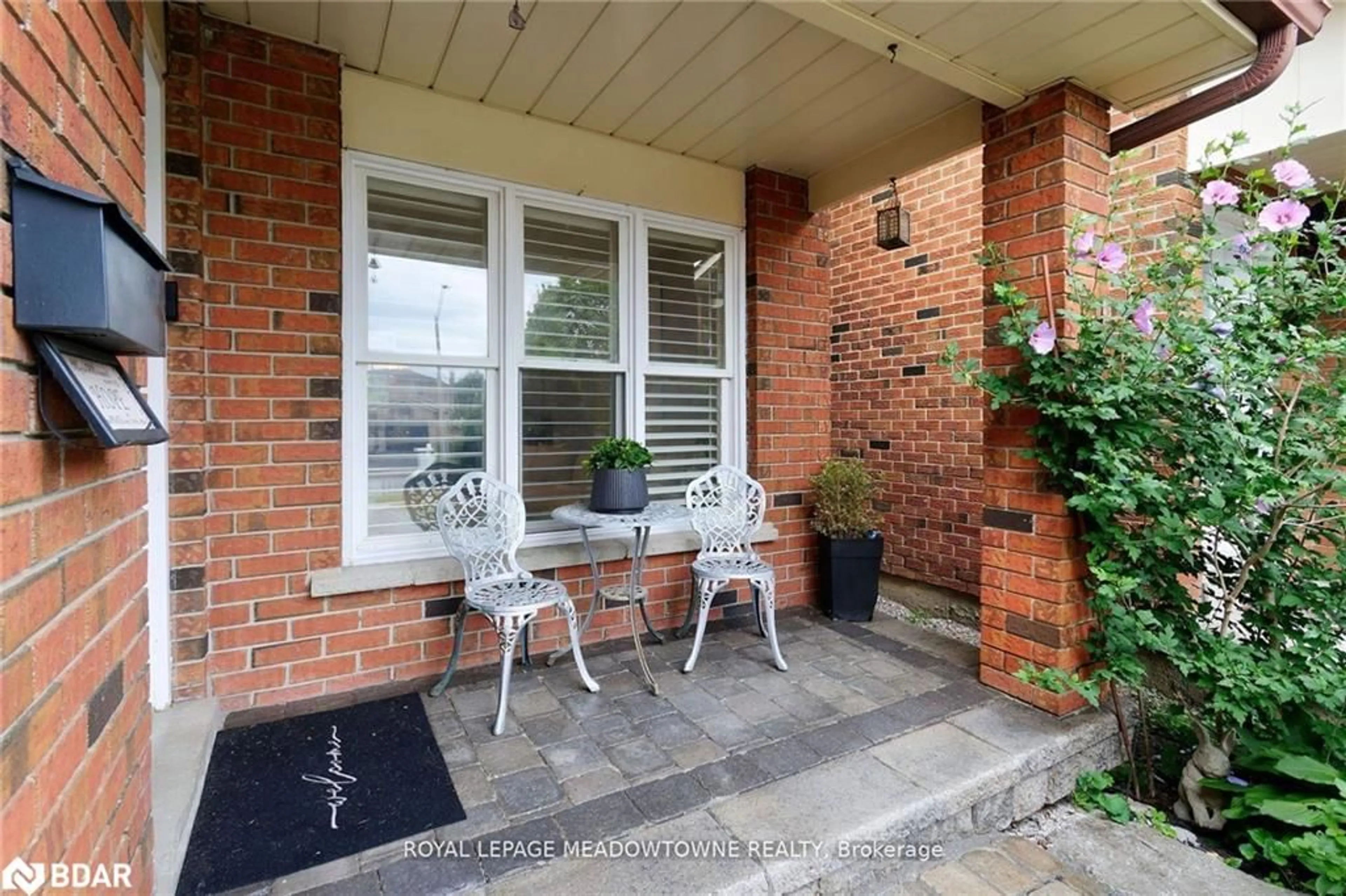 Indoor entryway, wood floors for 4320 Shelby Cres, Mississauga Ontario L4W 3T3