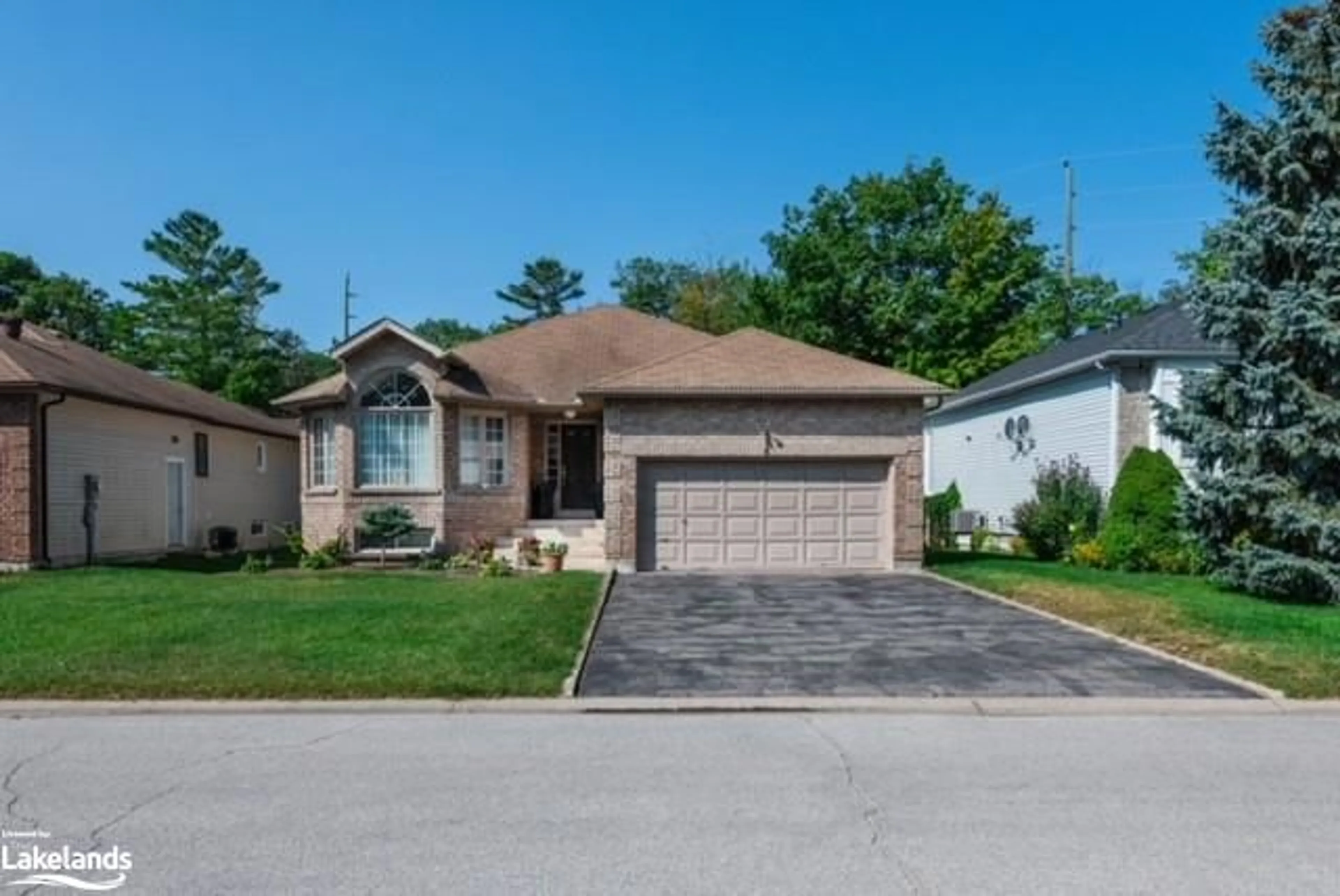 Frontside or backside of a home, cottage for 4 Riverdale Dr, Wasaga Beach Ontario L9Z 1E9