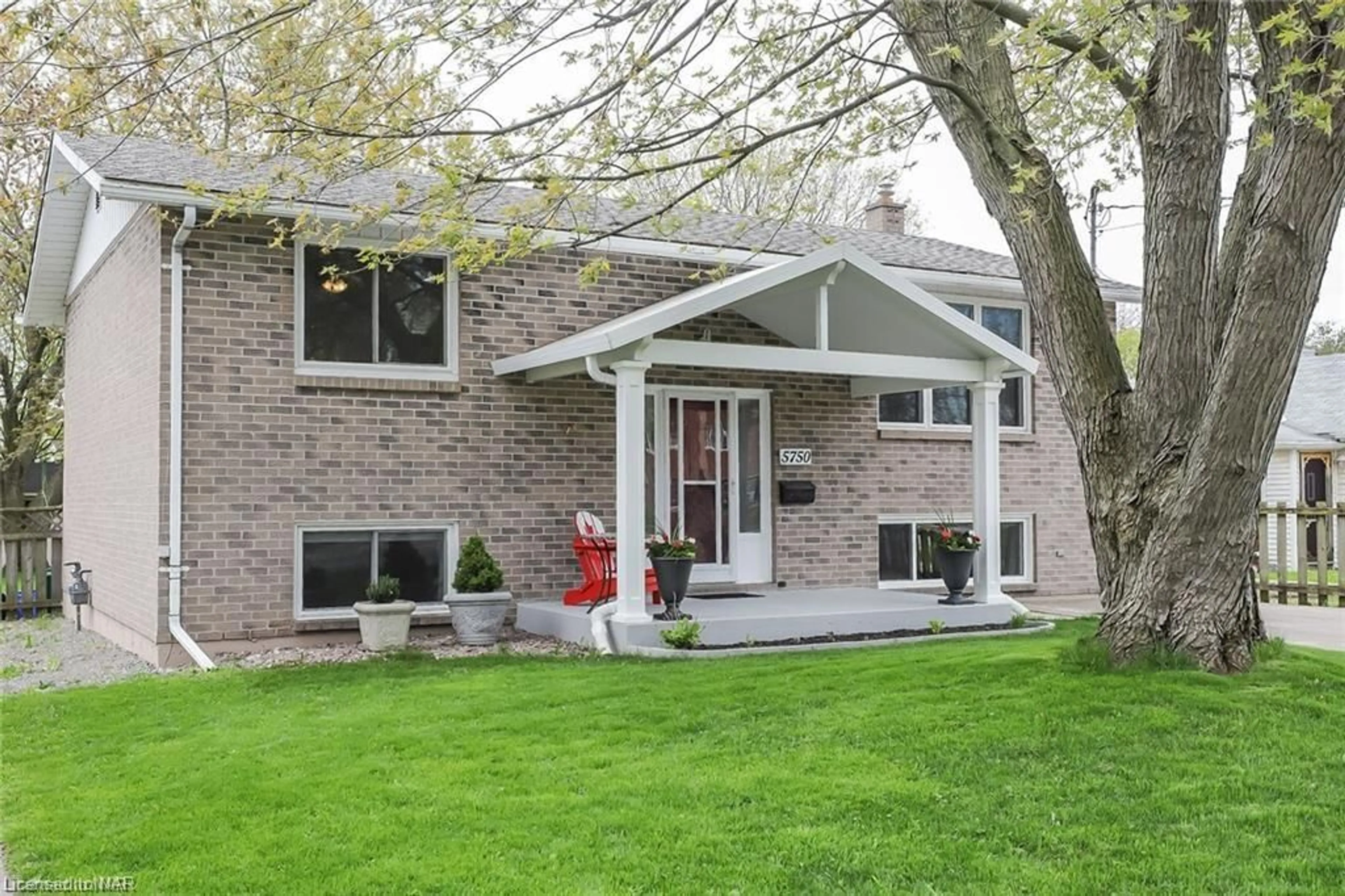 Home with brick exterior material for 5750 Morrison St, Niagara Falls Ontario L2E 2E9