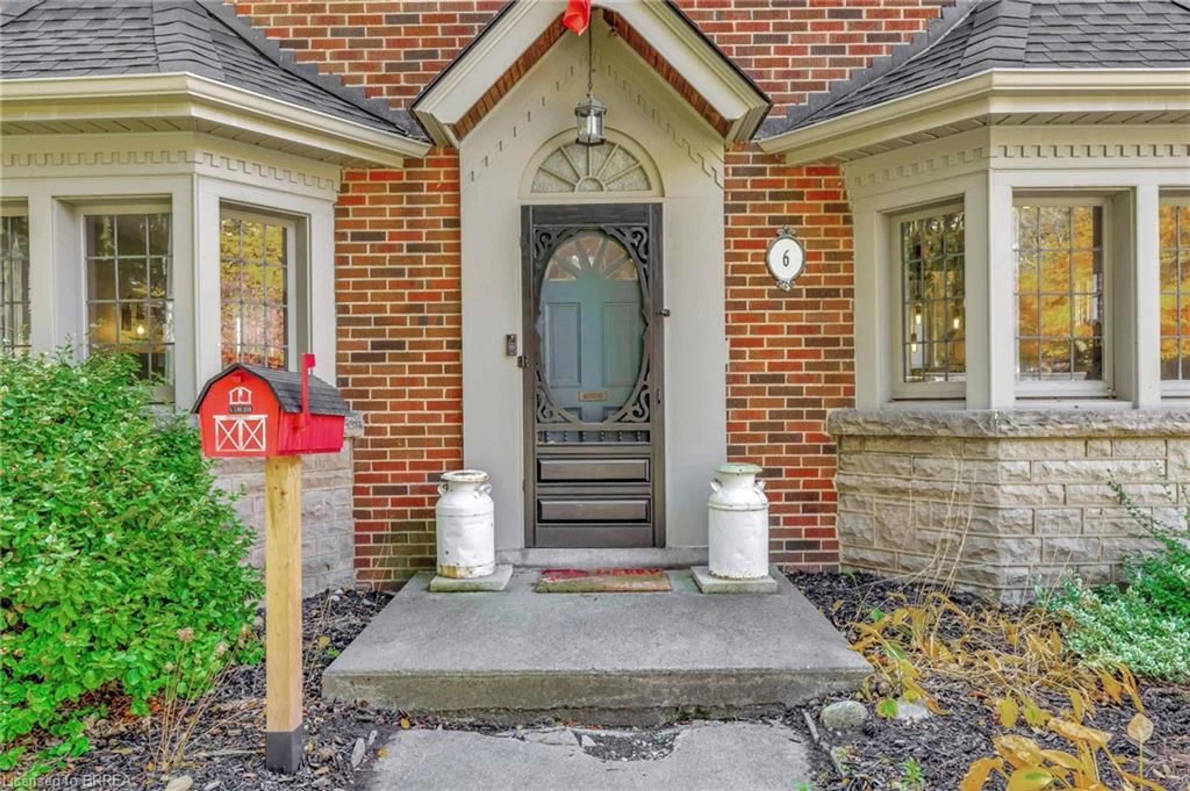 Indoor entryway, wood floors for 6 Lincoln Ave, Brantford Ontario N3T 4S4