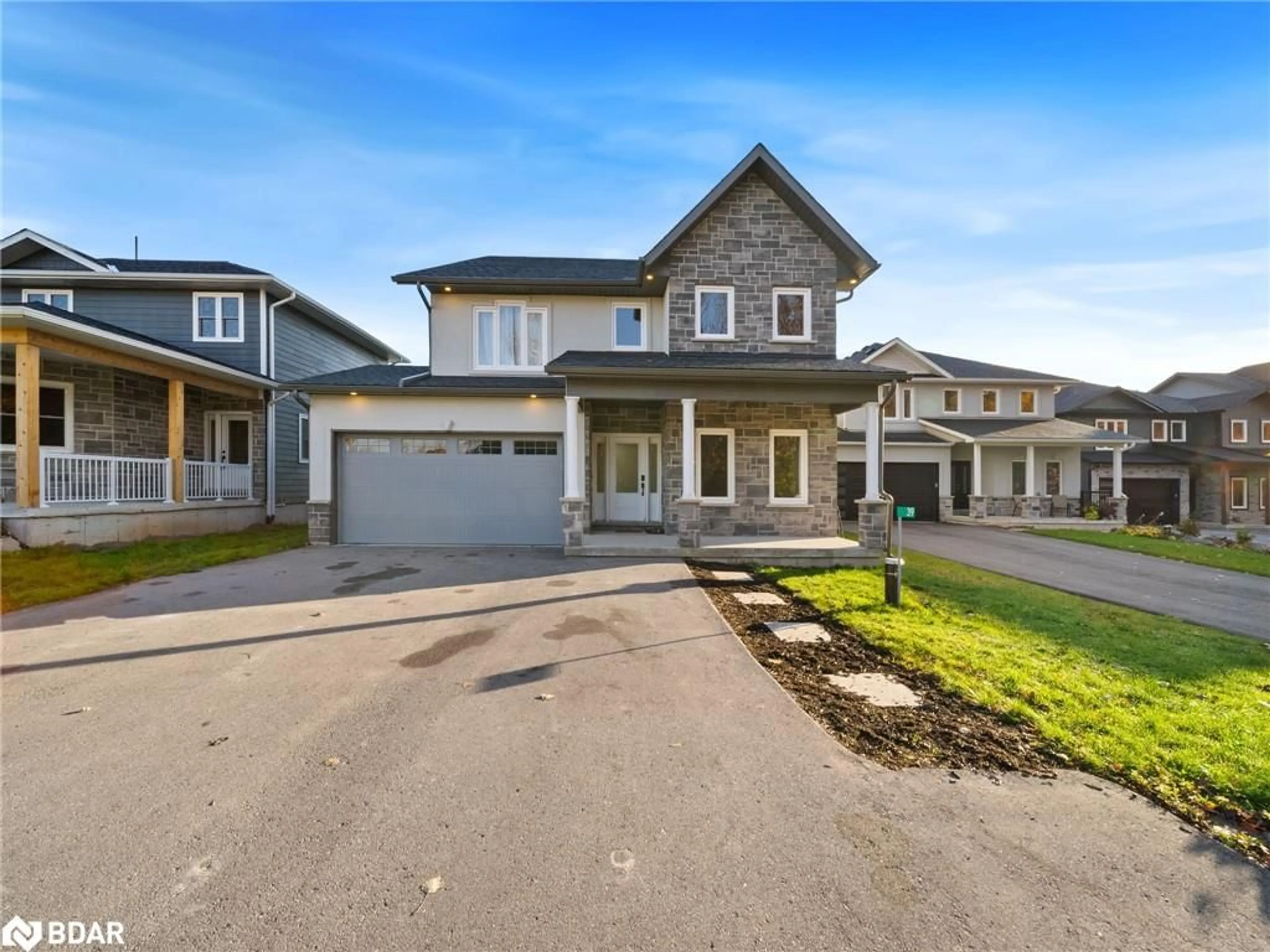 Frontside or backside of a home, the street view for 39 Rosy Beach Crt, Ramara Ontario L3V 8L2