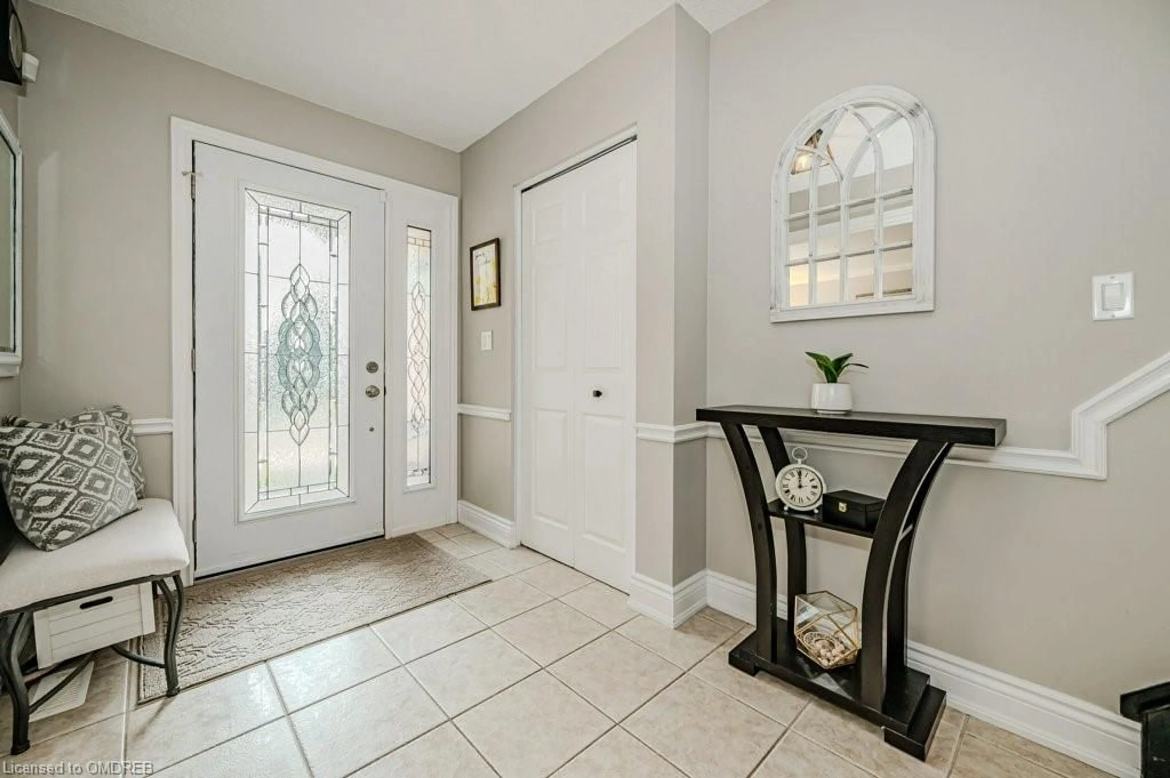 Indoor entryway, wood floors for 58 Dublin Dr, Hamilton Ontario L9B 2B6