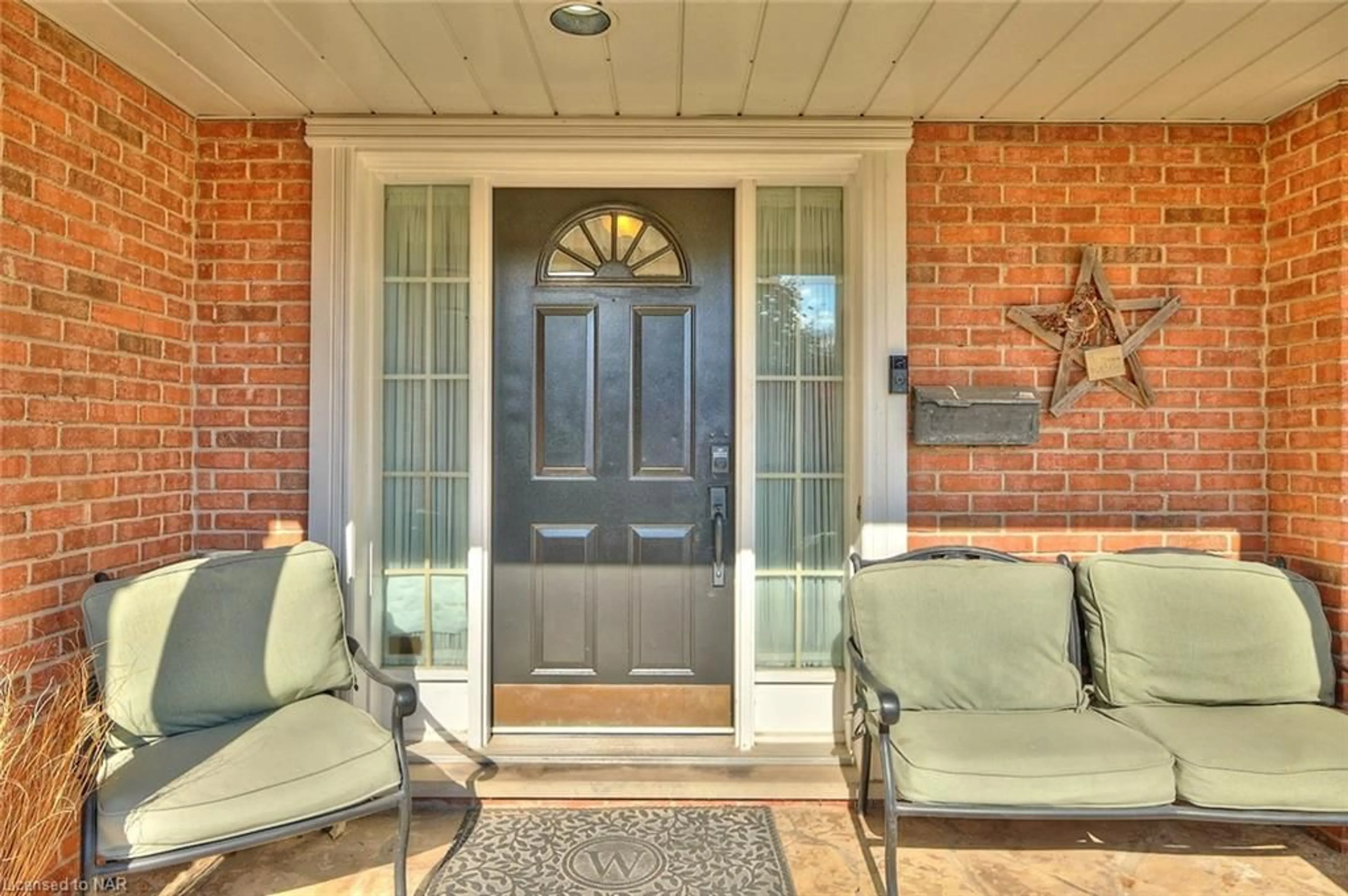 Indoor entryway, wood floors for 6061 Mountaingate Dr, Niagara Falls Ontario L2J 4H8