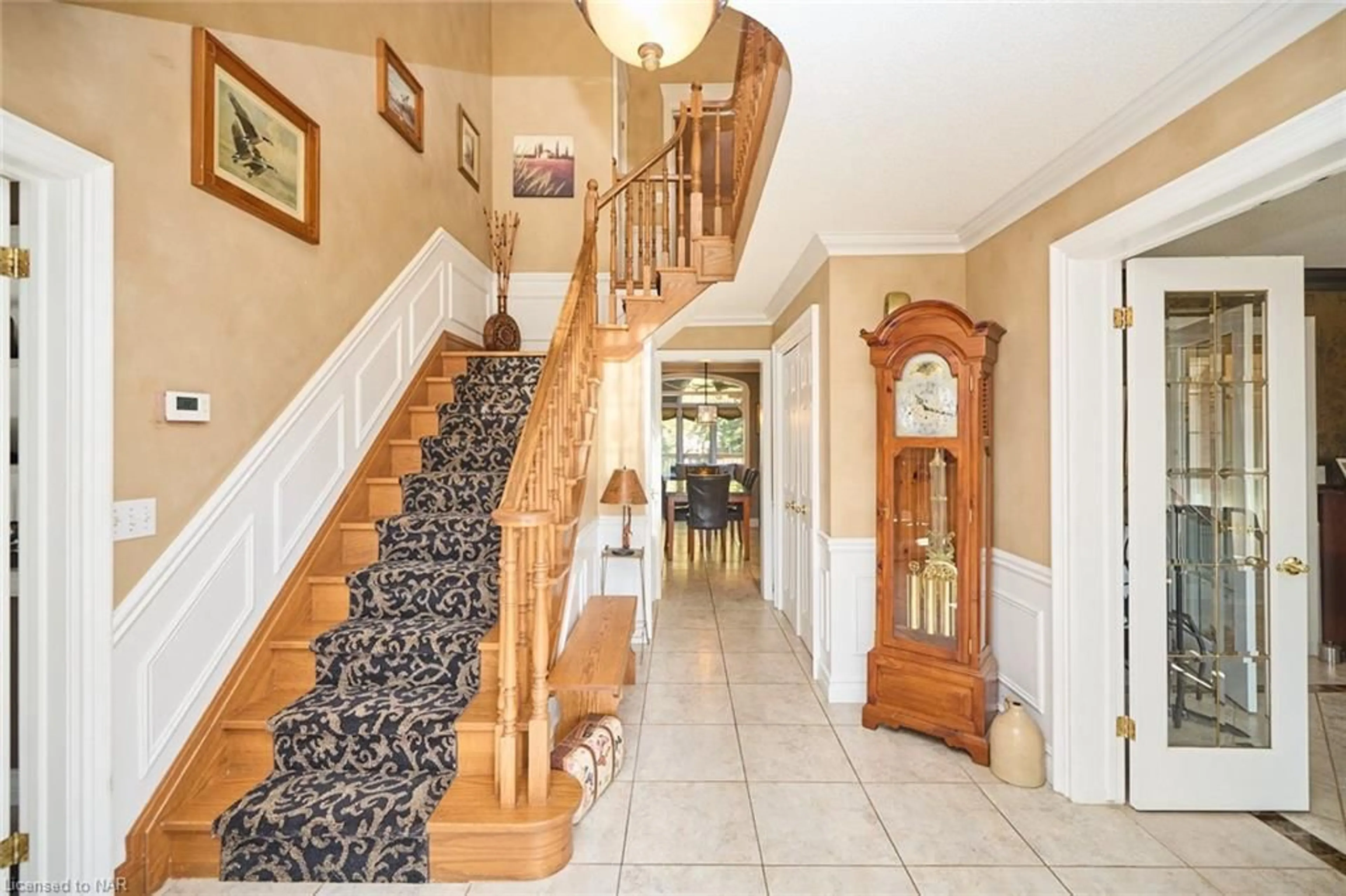 Indoor foyer, wood floors for 6061 Mountaingate Dr, Niagara Falls Ontario L2J 4H8