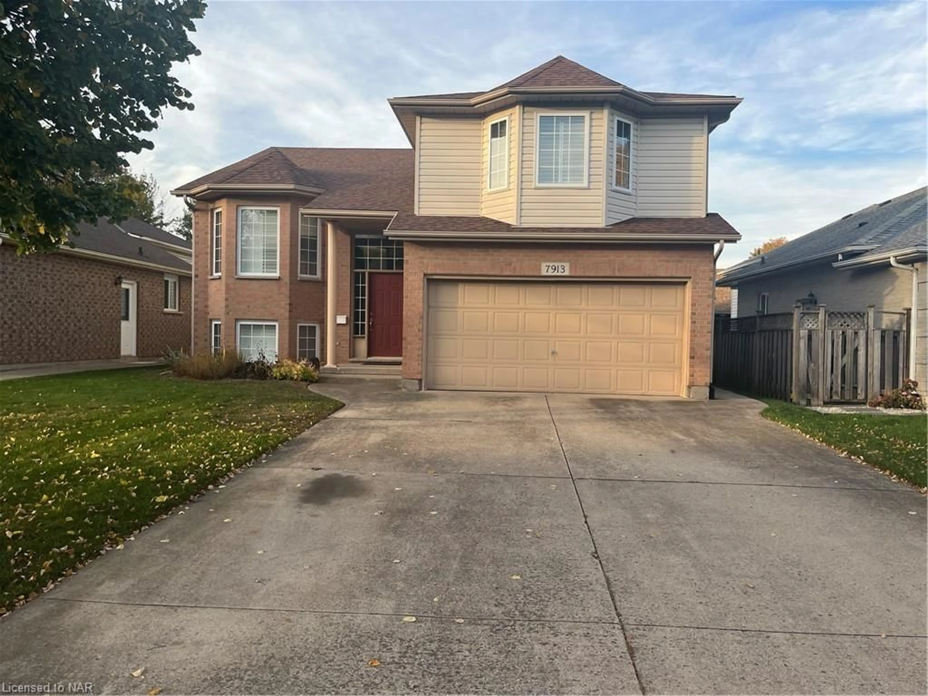 Frontside or backside of a home, the street view for 7913 Spring Blossom Dr, Niagara Falls Ontario L2H 3J3