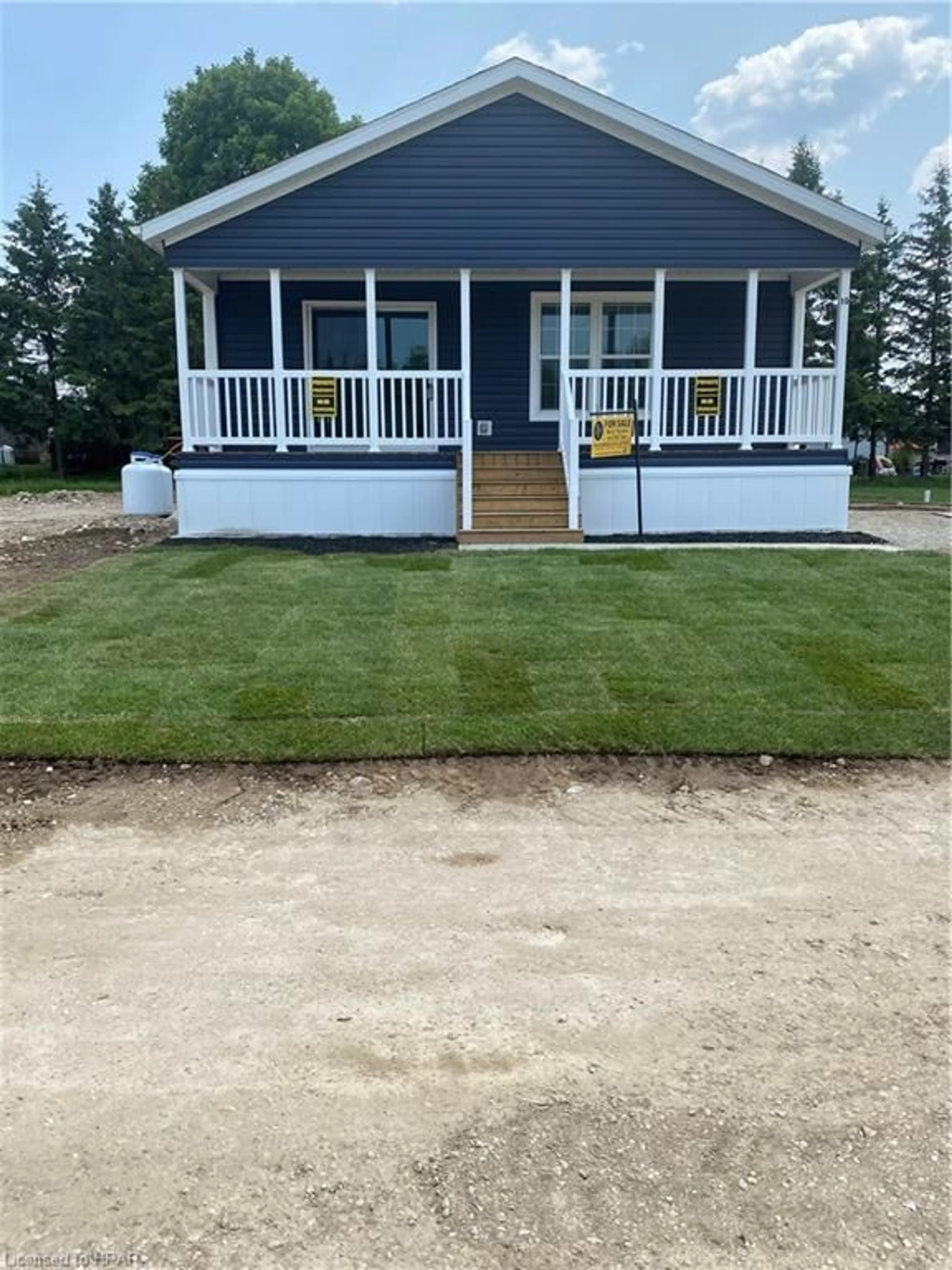 Frontside or backside of a home, cottage for 211 Spruce Dr, West Grey Ontario N4N 3B8