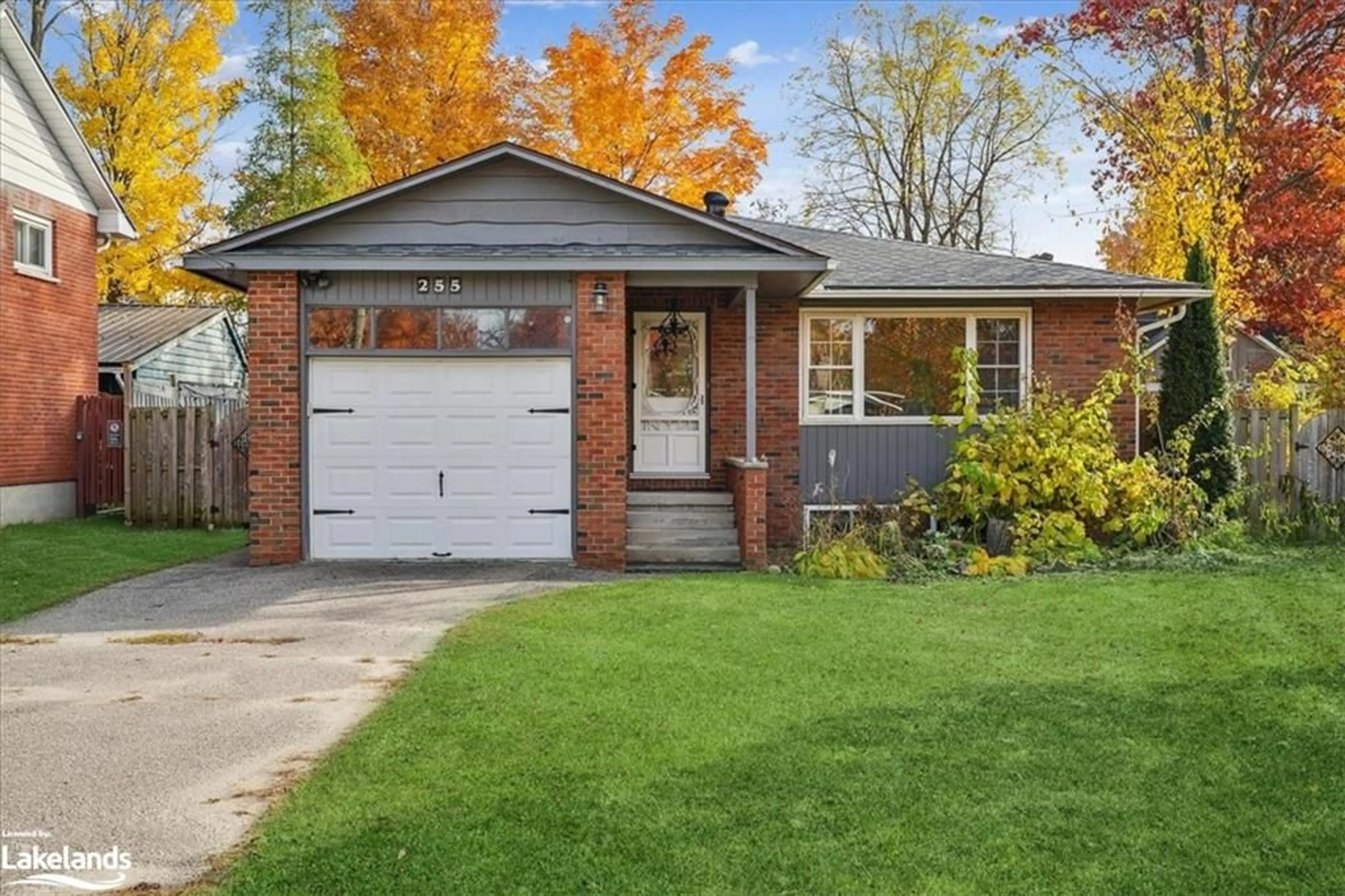 Home with brick exterior material for 255 Brown St, Gravenhurst Ontario P1P 1G5