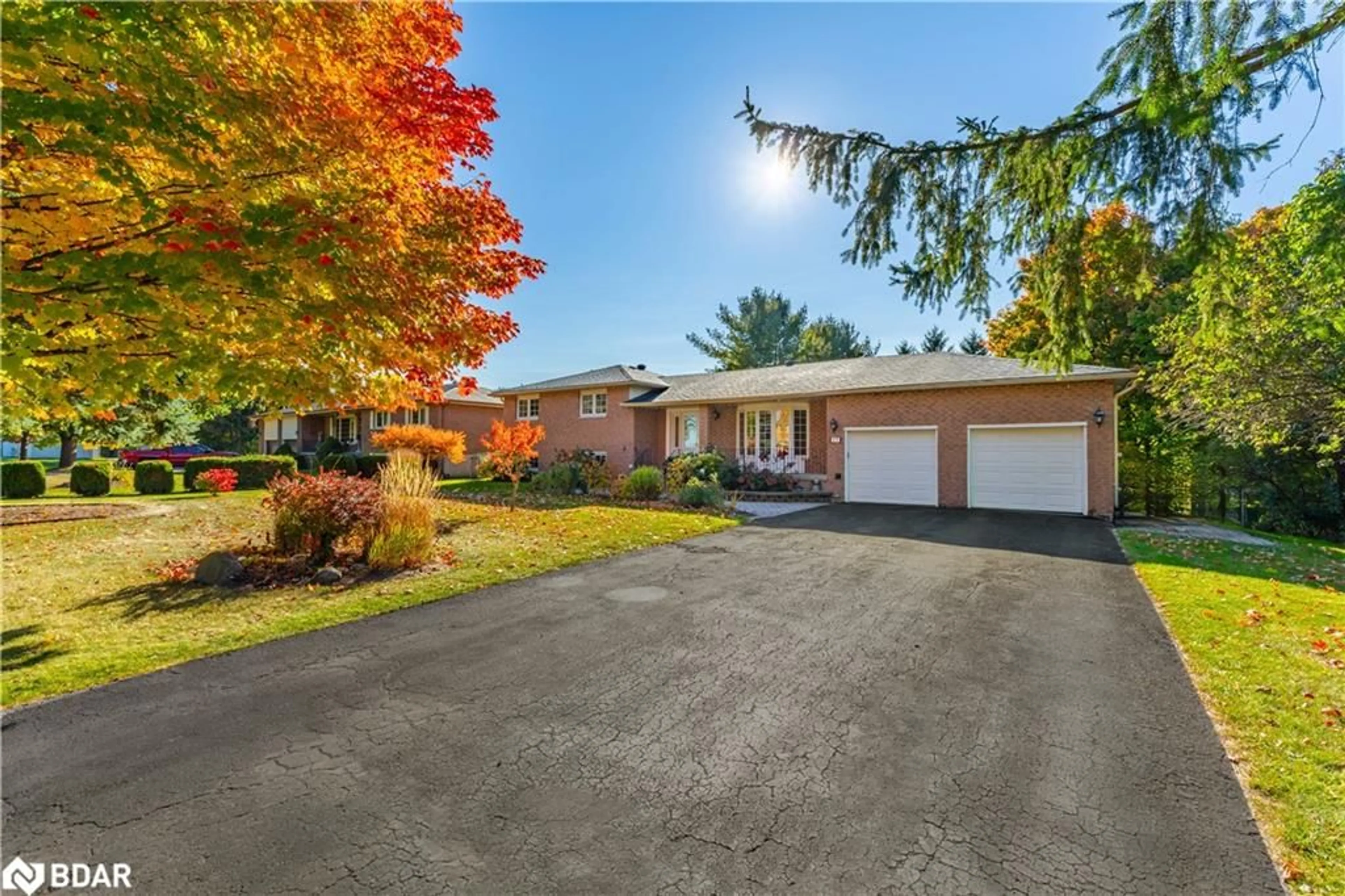 Frontside or backside of a home, the street view for 215 Valley View Dr, Innisfil Ontario L0L 1K0